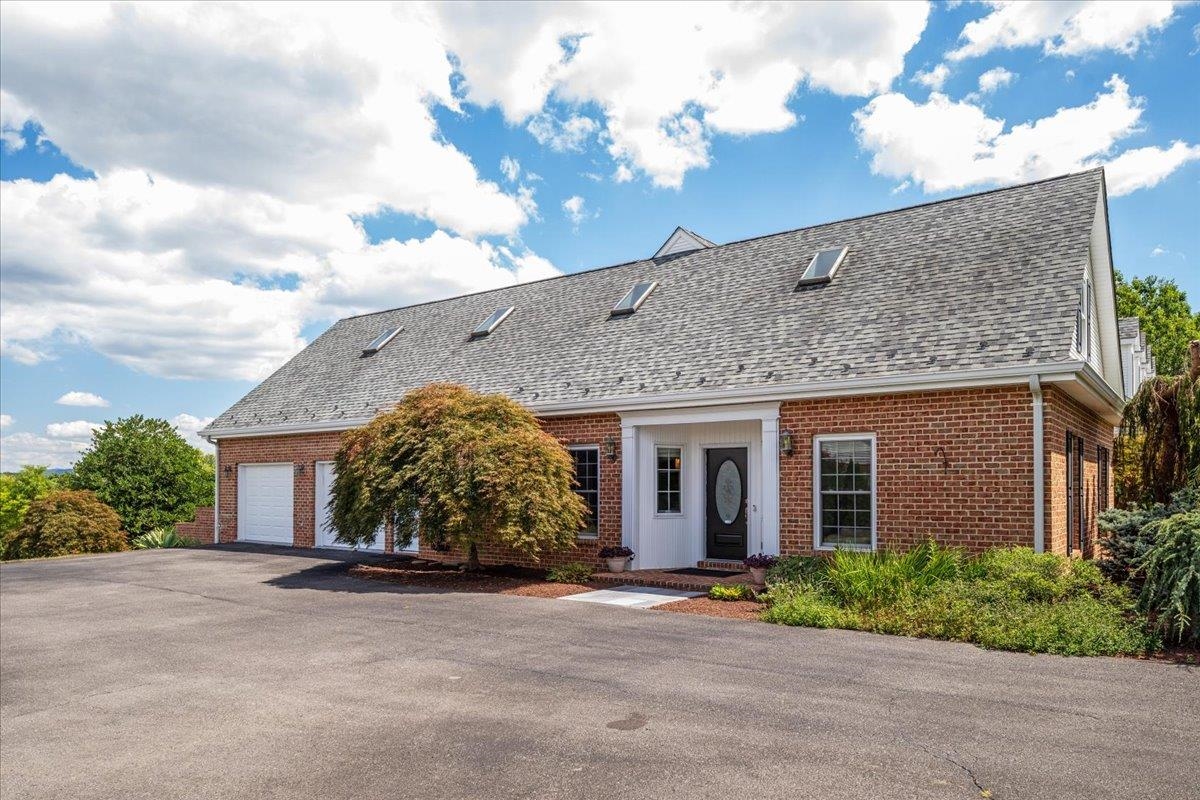 256 CLIFFSIDE DR, EDINBURG, Virginia 22824, 5 Bedrooms Bedrooms, ,5 BathroomsBathrooms,Residential,256 CLIFFSIDE DR,668319 MLS # 668319