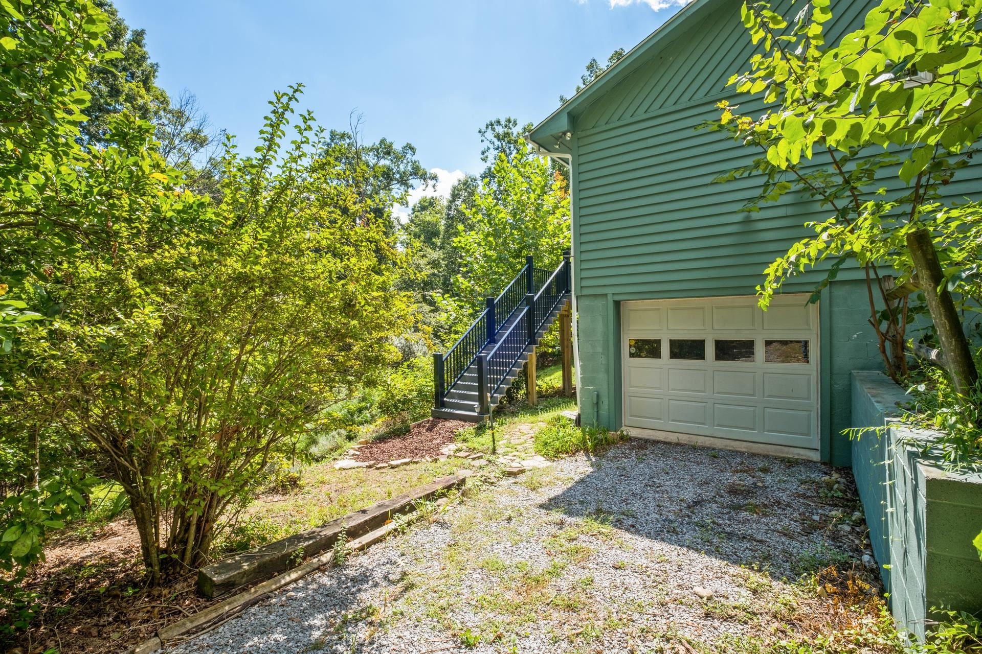 28 LITTLE CHESTNUT LN, LYNDHURST, Virginia 22952, 3 Bedrooms Bedrooms, ,2 BathroomsBathrooms,Residential,28 LITTLE CHESTNUT LN,668360 MLS # 668360