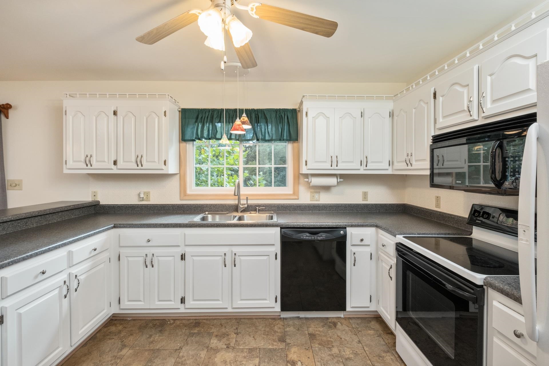 28 LITTLE CHESTNUT LN, LYNDHURST, Virginia 22952, 3 Bedrooms Bedrooms, ,2 BathroomsBathrooms,Residential,28 LITTLE CHESTNUT LN,668360 MLS # 668360