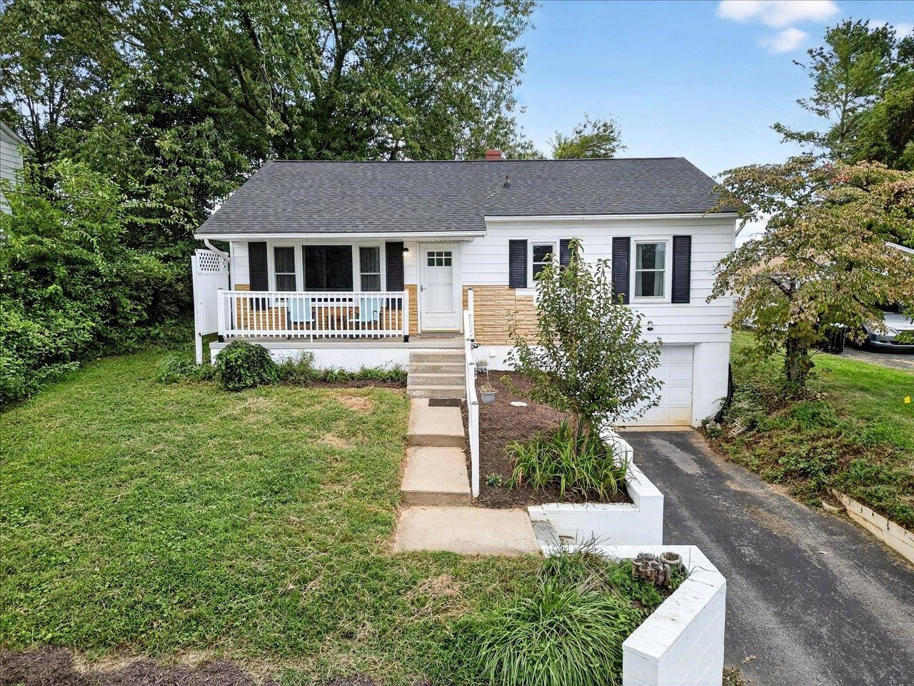 524 B ST, STAUNTON, Virginia 24401, 4 Bedrooms Bedrooms, ,2 BathroomsBathrooms,Residential,524 B ST,668374 MLS # 668374
