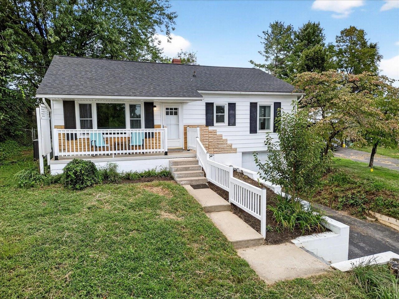 524 B ST, STAUNTON, Virginia 24401, 4 Bedrooms Bedrooms, ,2 BathroomsBathrooms,Residential,524 B ST,668374 MLS # 668374