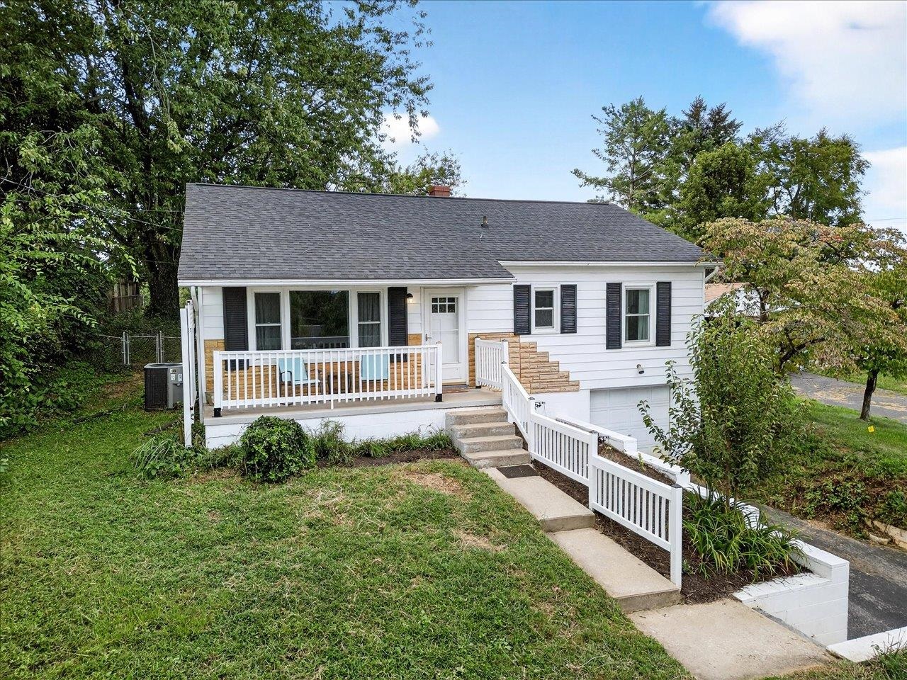 524 B ST, STAUNTON, Virginia 24401, 4 Bedrooms Bedrooms, ,2 BathroomsBathrooms,Residential,524 B ST,668374 MLS # 668374