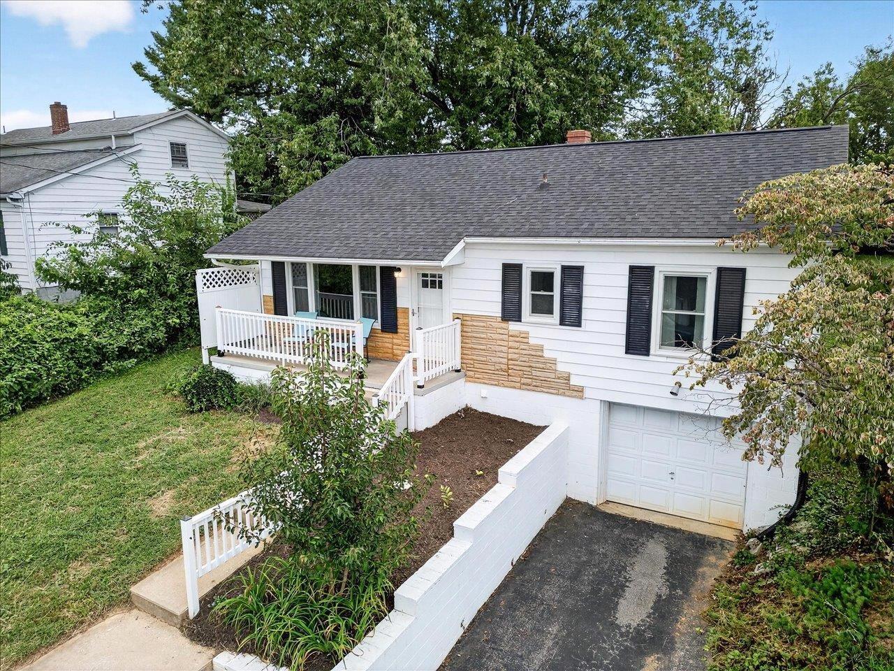 524 B ST, STAUNTON, Virginia 24401, 4 Bedrooms Bedrooms, ,2 BathroomsBathrooms,Residential,524 B ST,668374 MLS # 668374