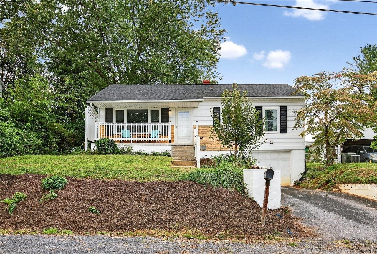 524 B ST, STAUNTON, Virginia 24401, 4 Bedrooms Bedrooms, ,2 BathroomsBathrooms,Residential,524 B ST,668374 MLS # 668374