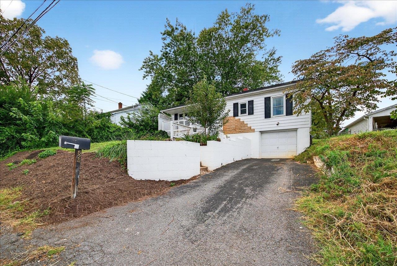 524 B ST, STAUNTON, Virginia 24401, 4 Bedrooms Bedrooms, ,2 BathroomsBathrooms,Residential,524 B ST,668374 MLS # 668374