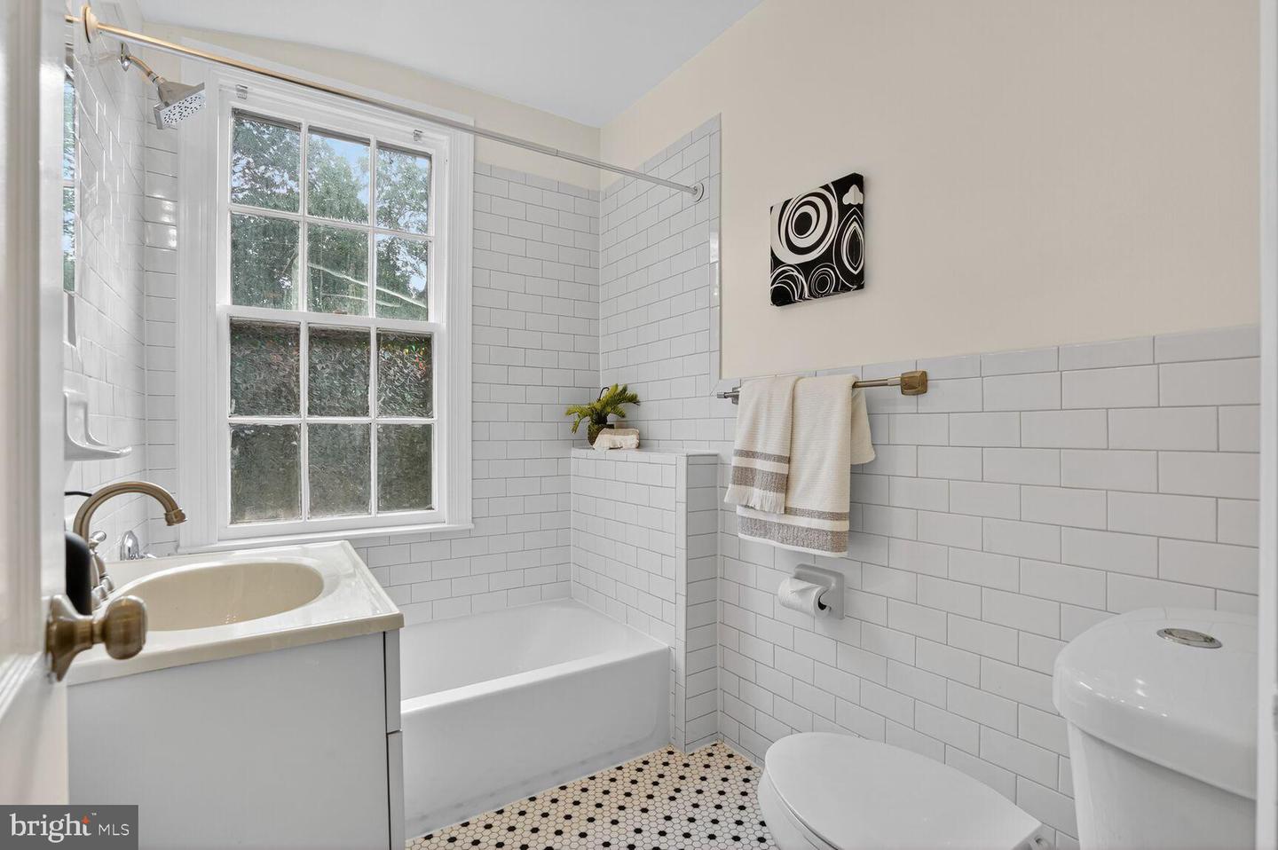 2736 ORDWAY ST NW #3, WASHINGTON, District Of Columbia 20008, 1 Bedroom Bedrooms, 5 Rooms Rooms,1 BathroomBathrooms,Residential,For sale,2736 ORDWAY ST NW #3,DCDC2217268 MLS # DCDC2217268