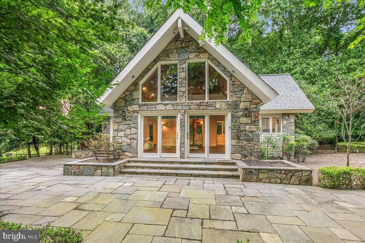 9324 GEORGETOWN PIKE, GREAT FALLS, Virginia 22066, 6 Bedrooms Bedrooms, ,7 BathroomsBathrooms,Residential,For sale,9324 GEORGETOWN PIKE,VAFX2264026 MLS # VAFX2264026