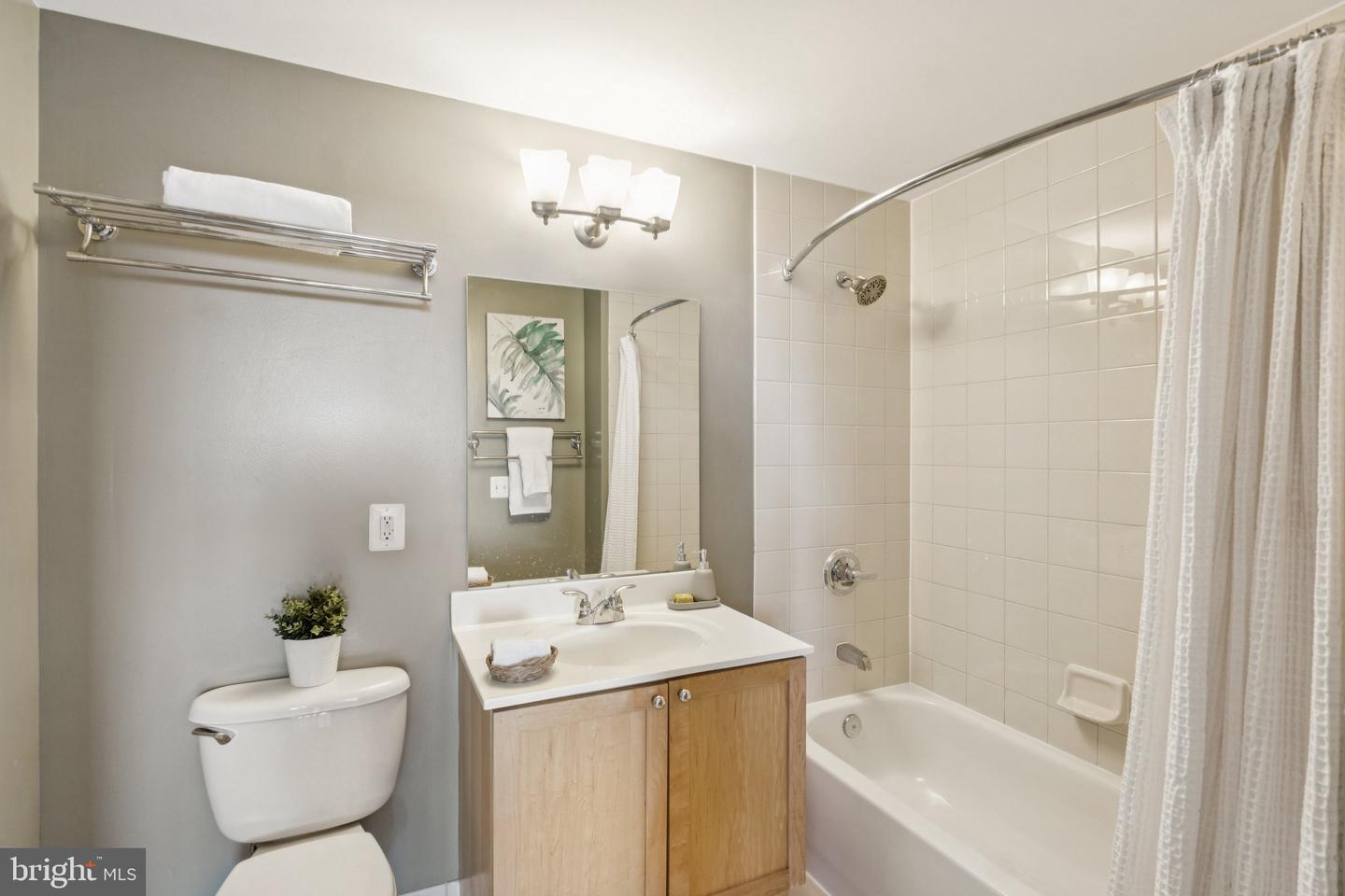 2001 15TH ST N #506, ARLINGTON, Virginia 22201, 2 Bedrooms Bedrooms, ,2 BathroomsBathrooms,Residential,For sale,2001 15TH ST N #506,VAAR2056314 MLS # VAAR2056314