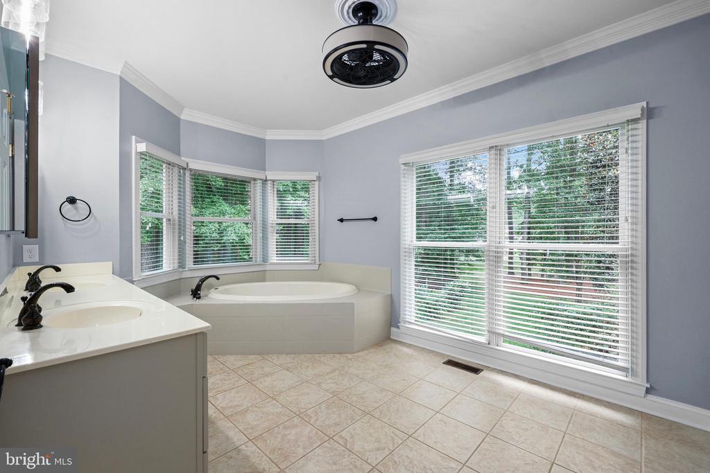 11607 FAWN LAKE PKWY, SPOTSYLVANIA, Virginia 22551, 5 Bedrooms Bedrooms, ,4 BathroomsBathrooms,Residential,11607 FAWN LAKE PKWY,VASP2035718 MLS # VASP2035718