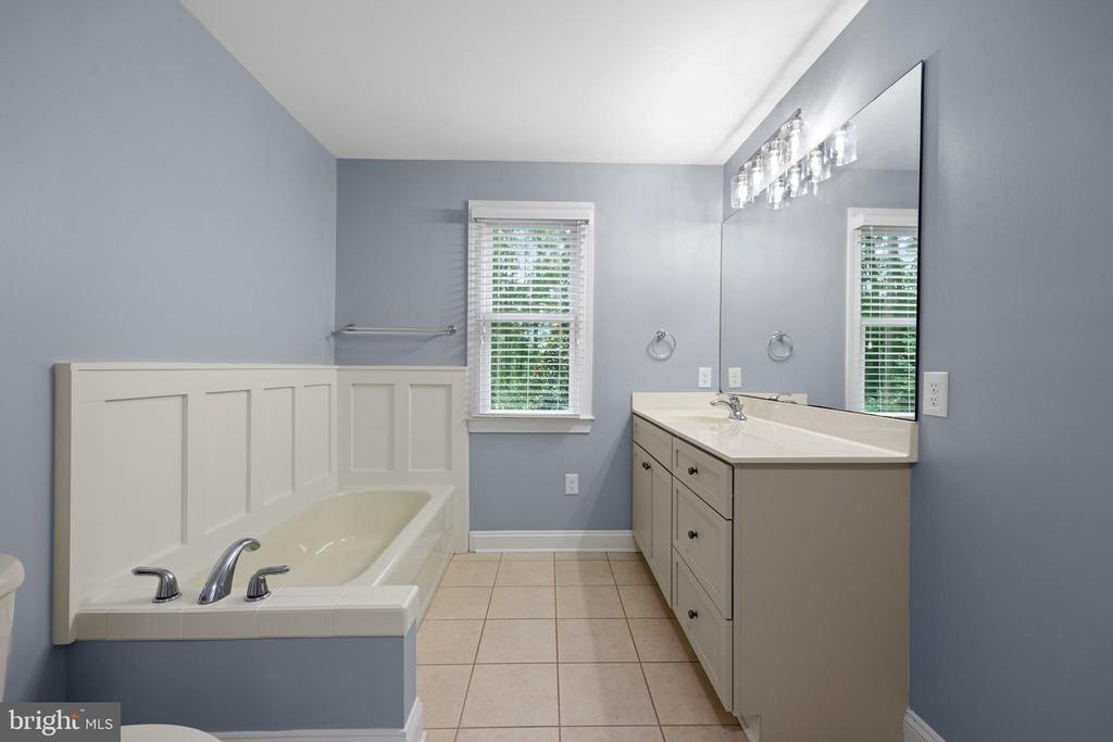 11607 FAWN LAKE PKWY, SPOTSYLVANIA, Virginia 22551, 5 Bedrooms Bedrooms, ,4 BathroomsBathrooms,Residential,11607 FAWN LAKE PKWY,VASP2035718 MLS # VASP2035718