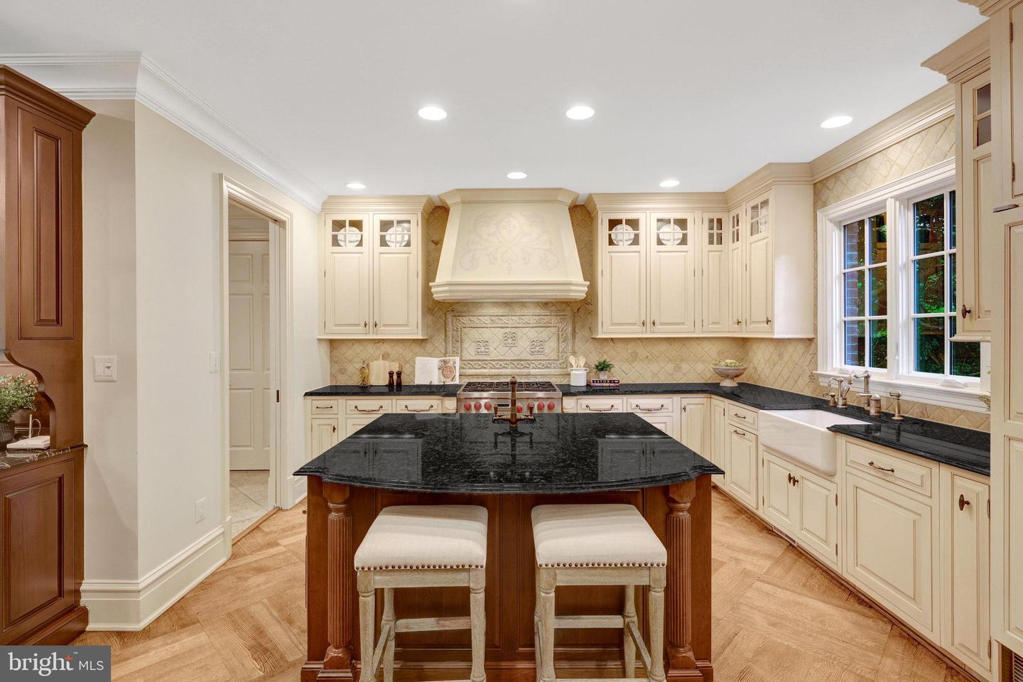 8014 GREENWICH WOODS DR, MCLEAN, Virginia 22102, 6 Bedrooms Bedrooms, ,4 BathroomsBathrooms,Residential,For sale,8014 GREENWICH WOODS DR,VAFX2256038 MLS # VAFX2256038