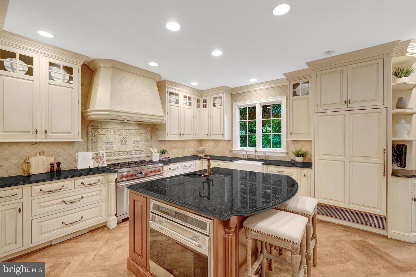 8014 GREENWICH WOODS DR, MCLEAN, Virginia 22102, 6 Bedrooms Bedrooms, ,4 BathroomsBathrooms,Residential,For sale,8014 GREENWICH WOODS DR,VAFX2256038 MLS # VAFX2256038