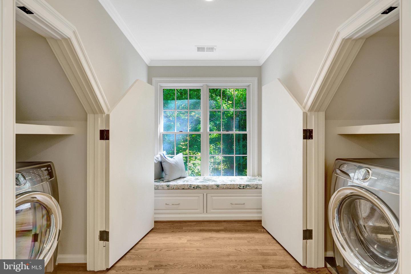 8014 GREENWICH WOODS DR, MCLEAN, Virginia 22102, 6 Bedrooms Bedrooms, ,4 BathroomsBathrooms,Residential,For sale,8014 GREENWICH WOODS DR,VAFX2256038 MLS # VAFX2256038