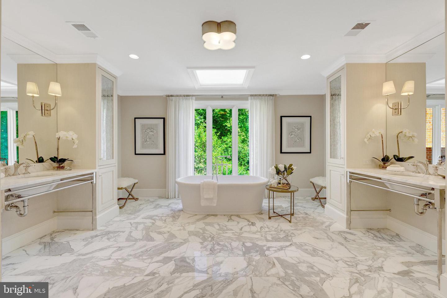 8014 GREENWICH WOODS DR, MCLEAN, Virginia 22102, 6 Bedrooms Bedrooms, ,4 BathroomsBathrooms,Residential,For sale,8014 GREENWICH WOODS DR,VAFX2256038 MLS # VAFX2256038