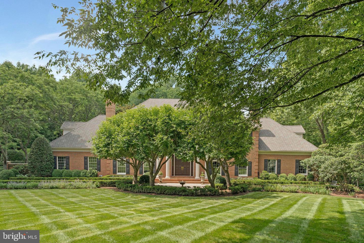 8014 GREENWICH WOODS DR, MCLEAN, Virginia 22102, 6 Bedrooms Bedrooms, ,4 BathroomsBathrooms,Residential,For sale,8014 GREENWICH WOODS DR,VAFX2256038 MLS # VAFX2256038