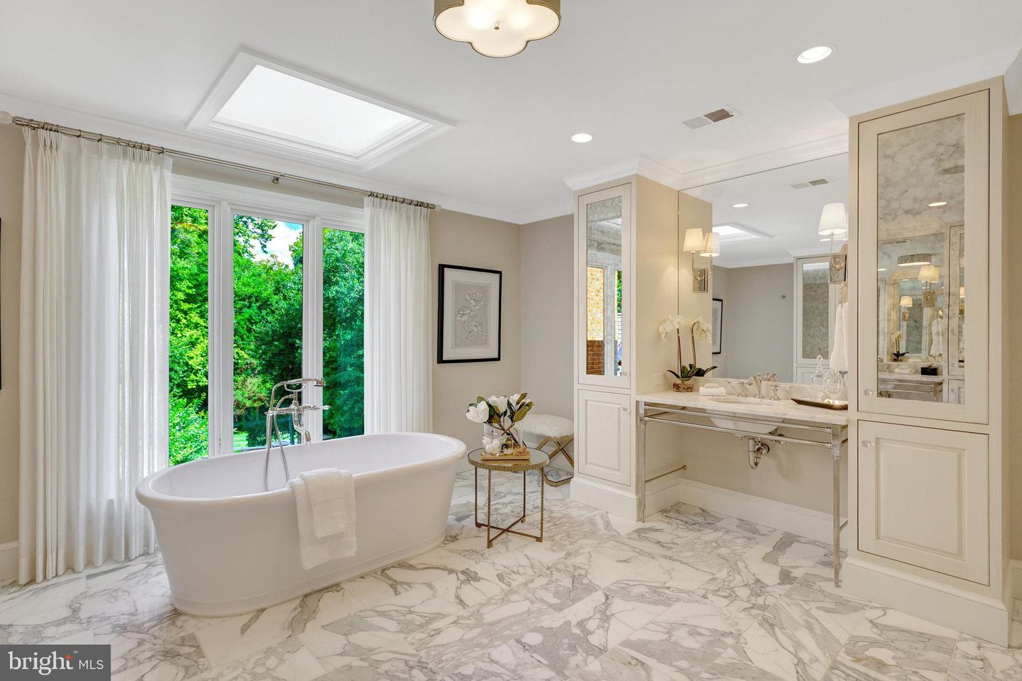 8014 GREENWICH WOODS DR, MCLEAN, Virginia 22102, 6 Bedrooms Bedrooms, ,4 BathroomsBathrooms,Residential,For sale,8014 GREENWICH WOODS DR,VAFX2256038 MLS # VAFX2256038