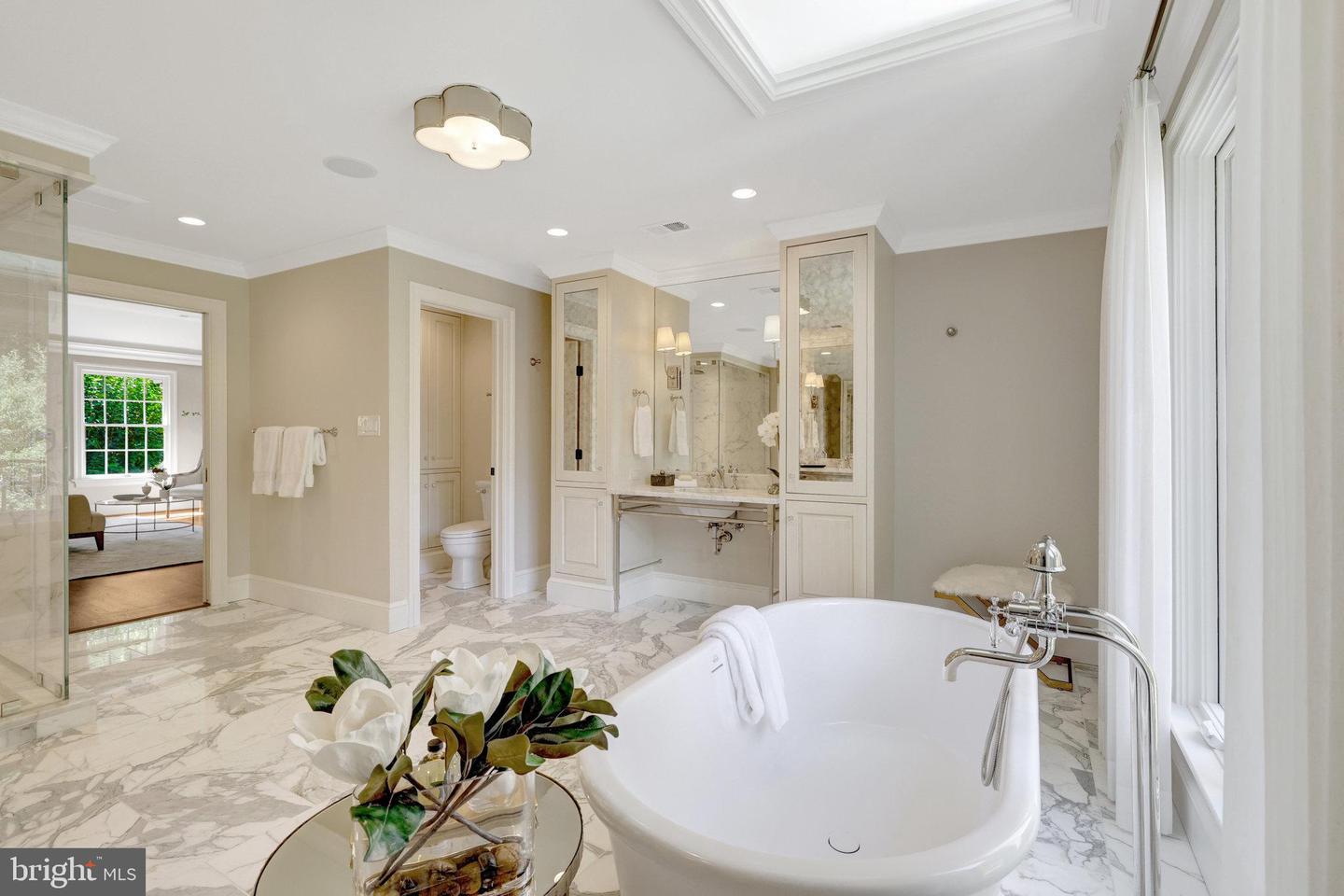 8014 GREENWICH WOODS DR, MCLEAN, Virginia 22102, 6 Bedrooms Bedrooms, ,4 BathroomsBathrooms,Residential,For sale,8014 GREENWICH WOODS DR,VAFX2256038 MLS # VAFX2256038