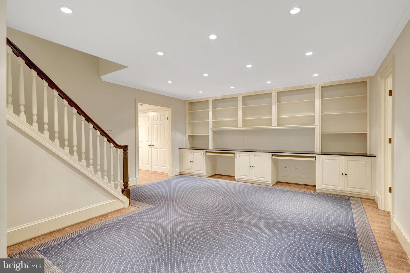 8014 GREENWICH WOODS DR, MCLEAN, Virginia 22102, 6 Bedrooms Bedrooms, ,4 BathroomsBathrooms,Residential,For sale,8014 GREENWICH WOODS DR,VAFX2256038 MLS # VAFX2256038