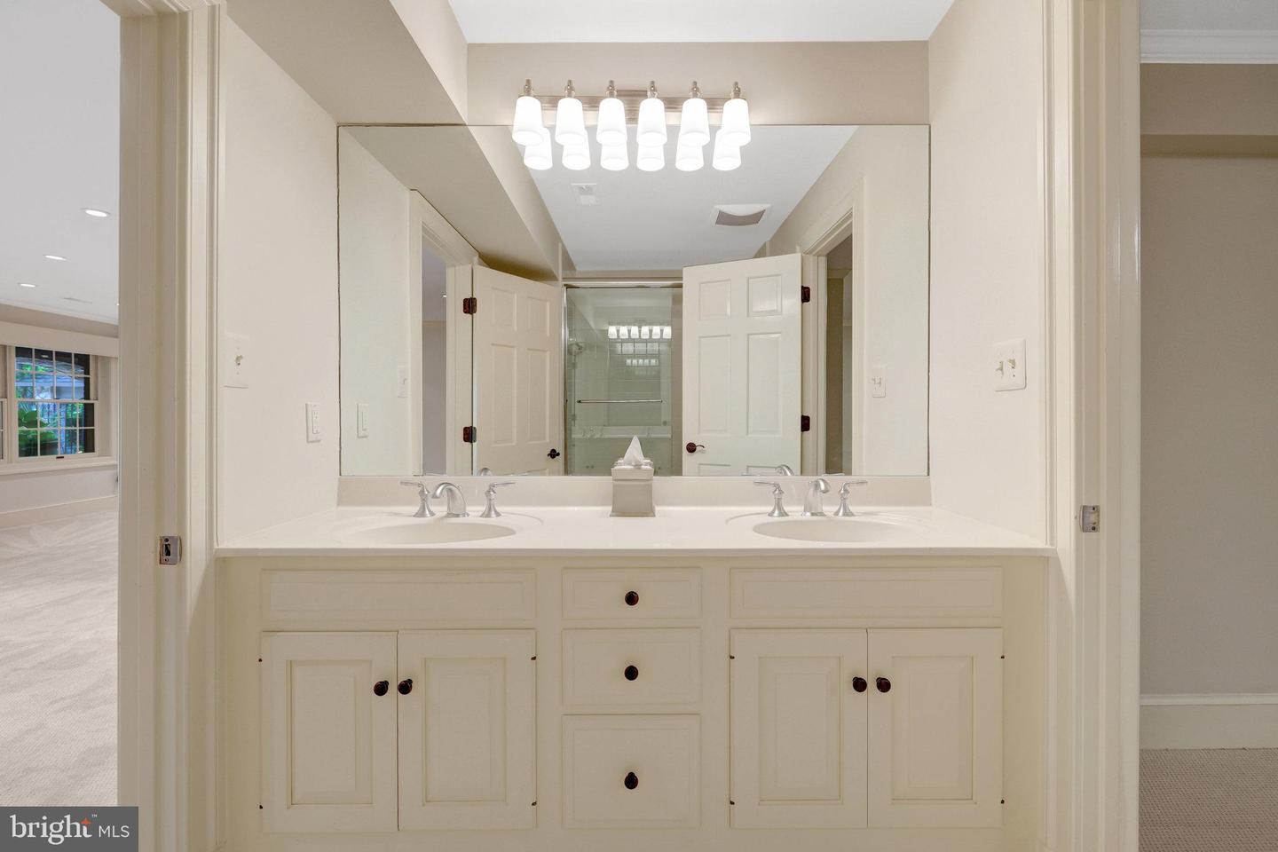 8014 GREENWICH WOODS DR, MCLEAN, Virginia 22102, 6 Bedrooms Bedrooms, ,4 BathroomsBathrooms,Residential,For sale,8014 GREENWICH WOODS DR,VAFX2256038 MLS # VAFX2256038