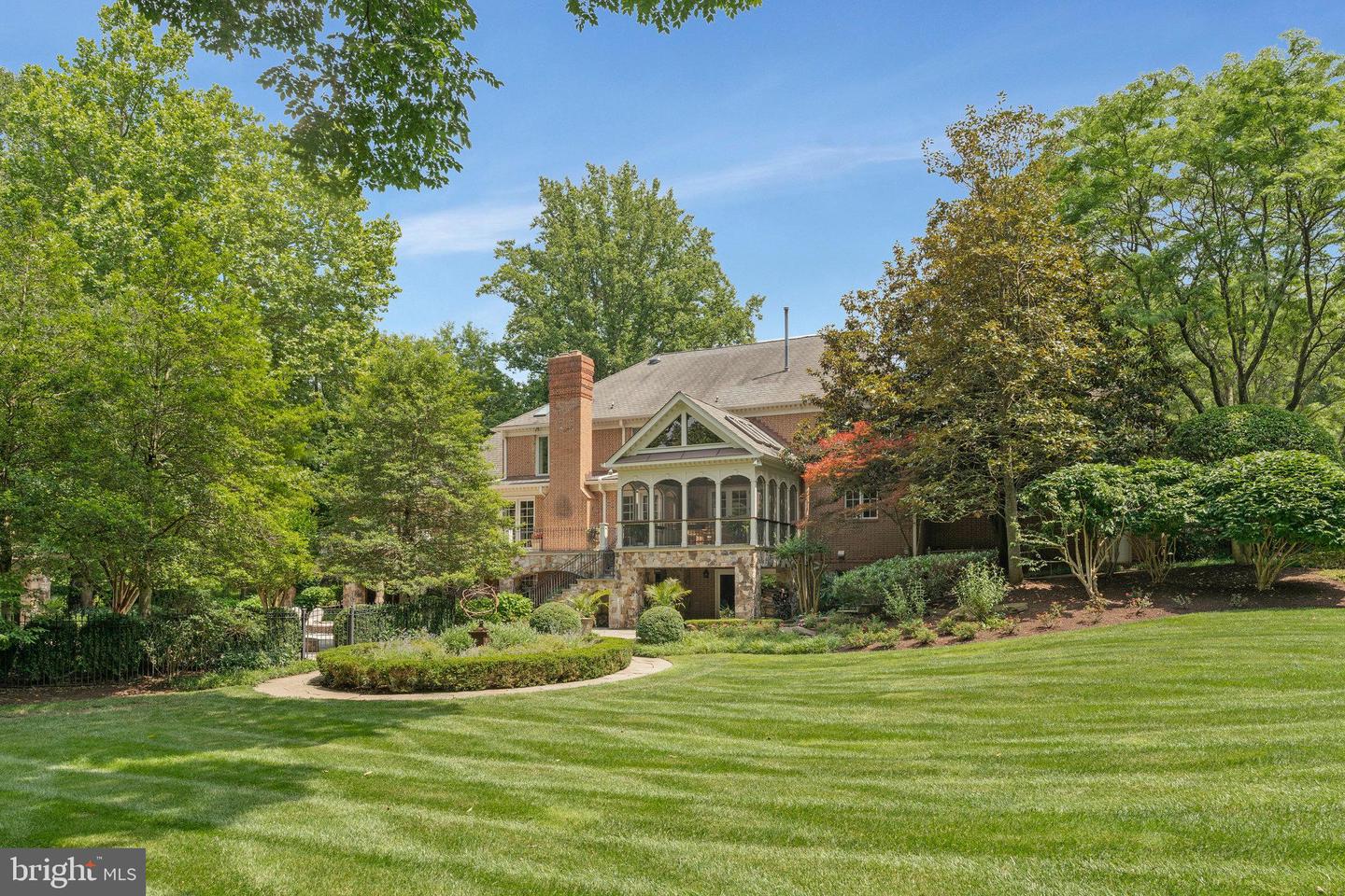 8014 GREENWICH WOODS DR, MCLEAN, Virginia 22102, 6 Bedrooms Bedrooms, ,4 BathroomsBathrooms,Residential,For sale,8014 GREENWICH WOODS DR,VAFX2256038 MLS # VAFX2256038
