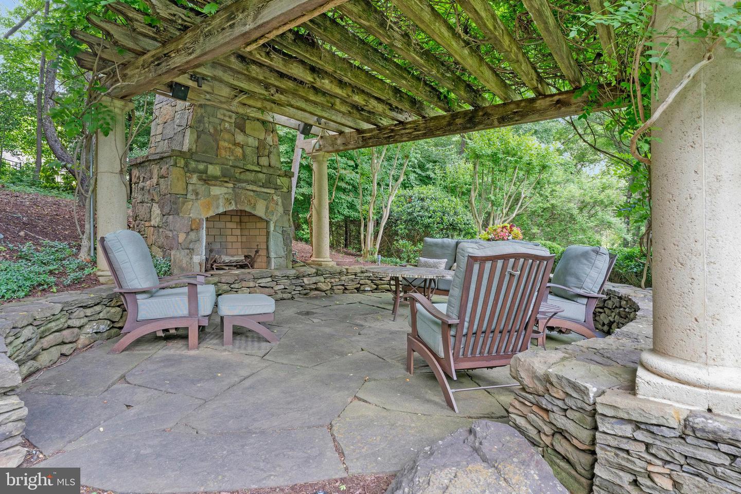 8014 GREENWICH WOODS DR, MCLEAN, Virginia 22102, 6 Bedrooms Bedrooms, ,4 BathroomsBathrooms,Residential,For sale,8014 GREENWICH WOODS DR,VAFX2256038 MLS # VAFX2256038