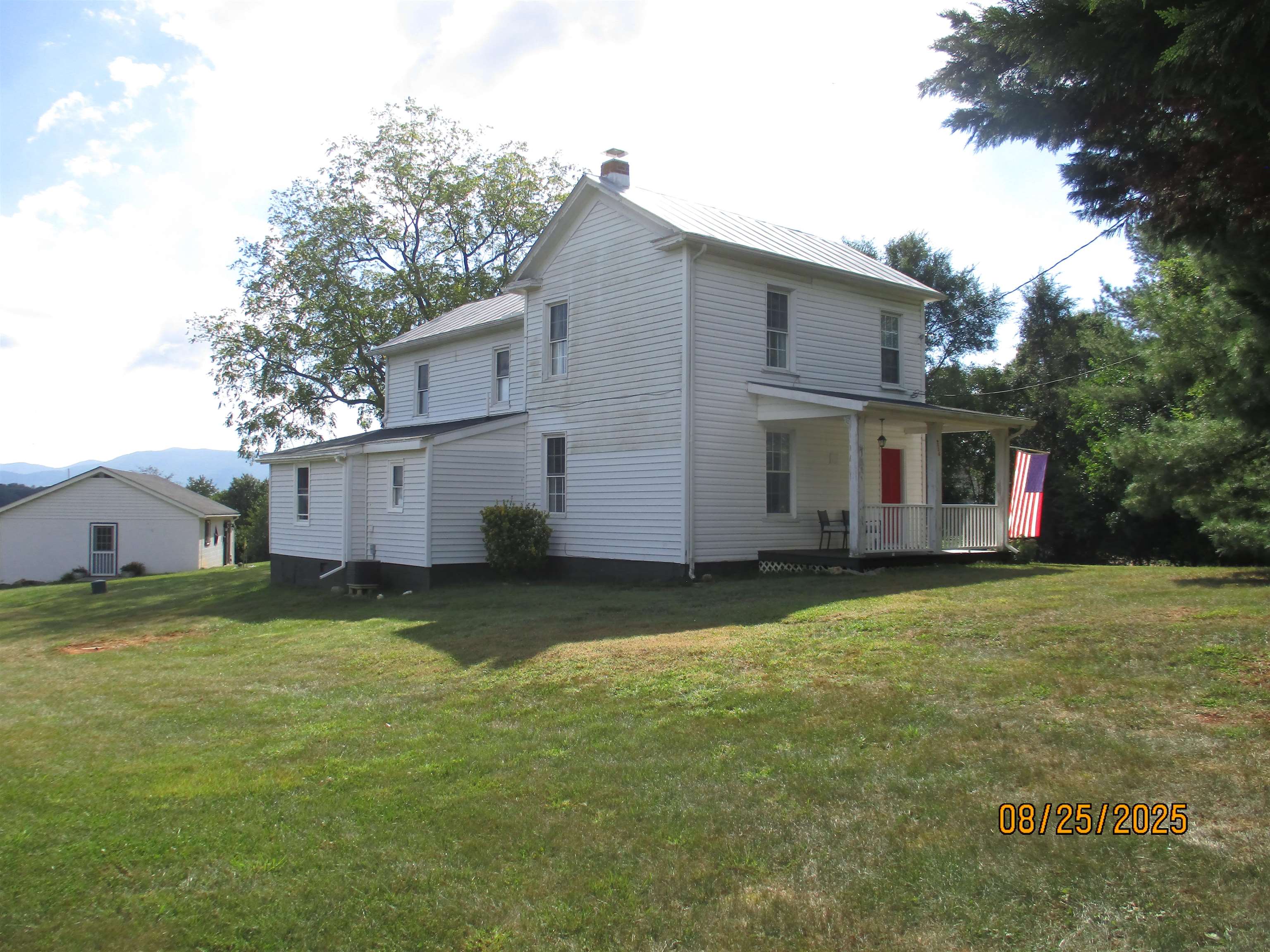 634 NEW HOPE AND CRIMORA RD, FORT DEFIANCE, Virginia 24437, 3 Bedrooms Bedrooms, ,2 BathroomsBathrooms,Residential,Farm Living with Mountian Views at its best !!!,634 NEW HOPE AND CRIMORA RD,668380 MLS # 668380