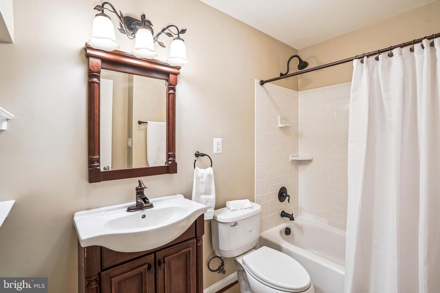 26096 FLINTONBRIDGE DR, CHANTILLY, Virginia 20152, 4 Bedrooms Bedrooms, ,3 BathroomsBathrooms,Residential,For sale,26096 FLINTONBRIDGE DR,VALO2103062 MLS # VALO2103062