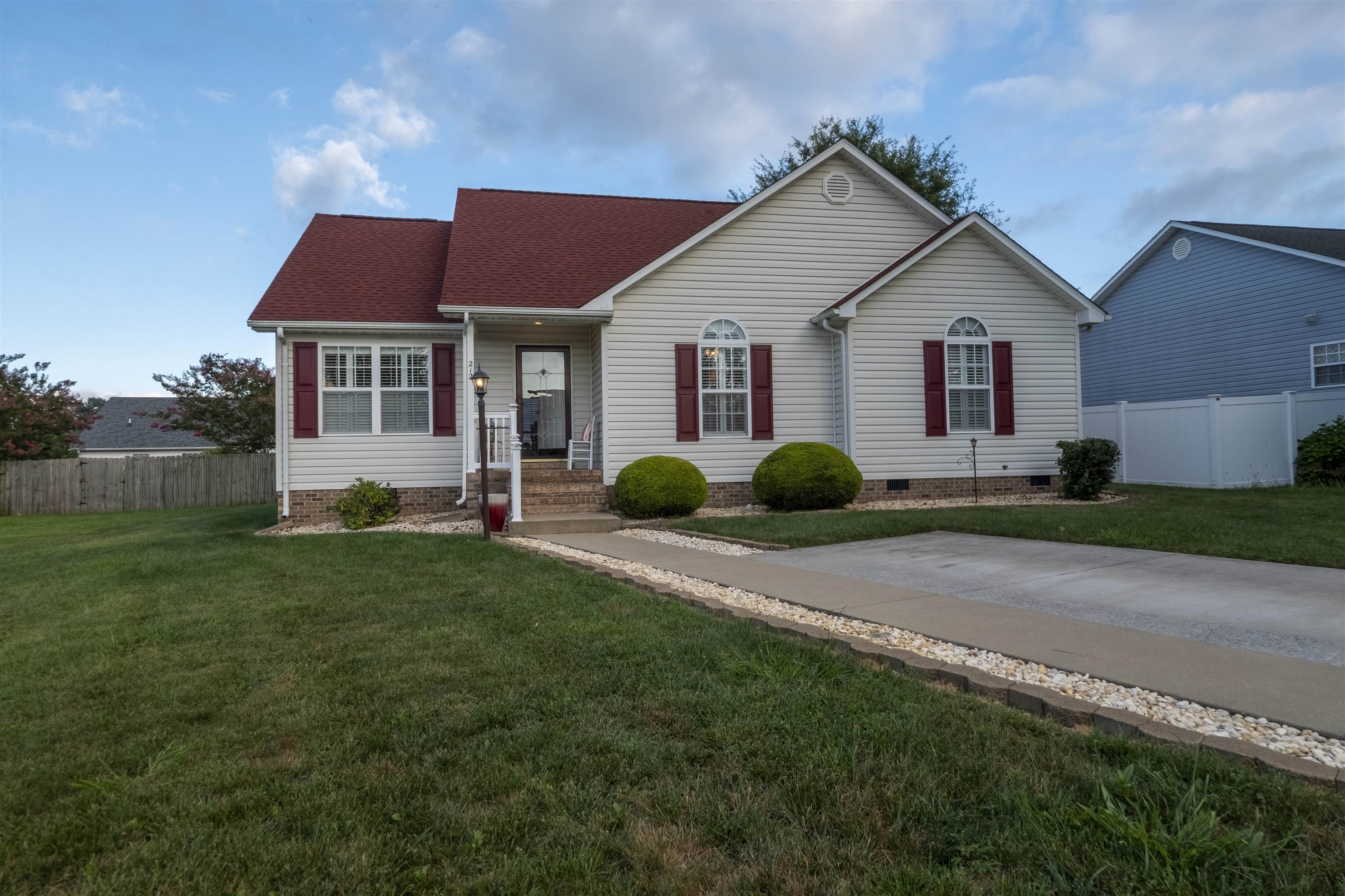 212 MAYFIELD LN, WAYNESBORO, Virginia 22980, 3 Bedrooms Bedrooms, ,2 BathroomsBathrooms,Residential,Oak Floors Galore,212 MAYFIELD LN,668400 MLS # 668400