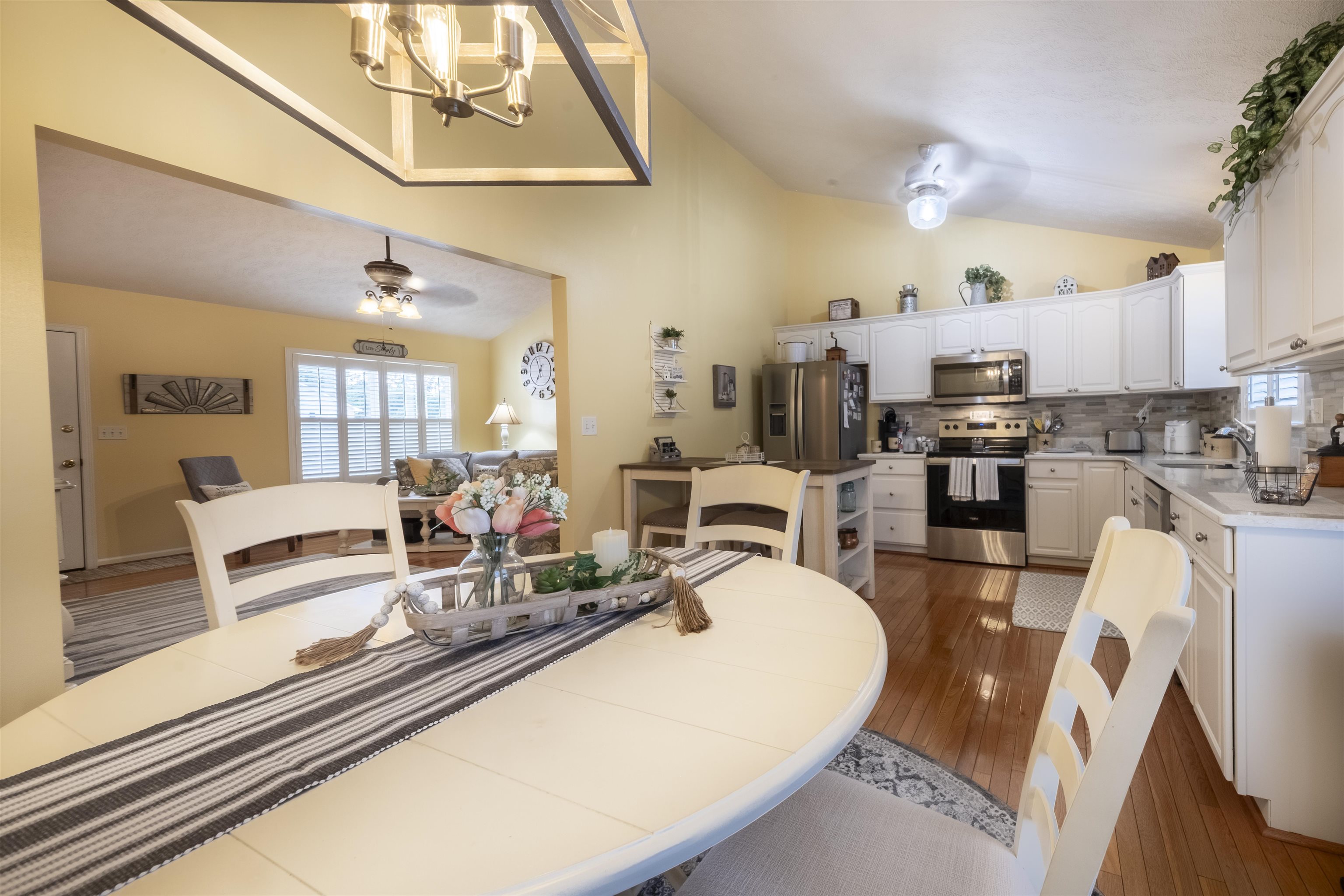 212 MAYFIELD LN, WAYNESBORO, Virginia 22980, 3 Bedrooms Bedrooms, ,2 BathroomsBathrooms,Residential,Oak Floors Galore,212 MAYFIELD LN,668400 MLS # 668400