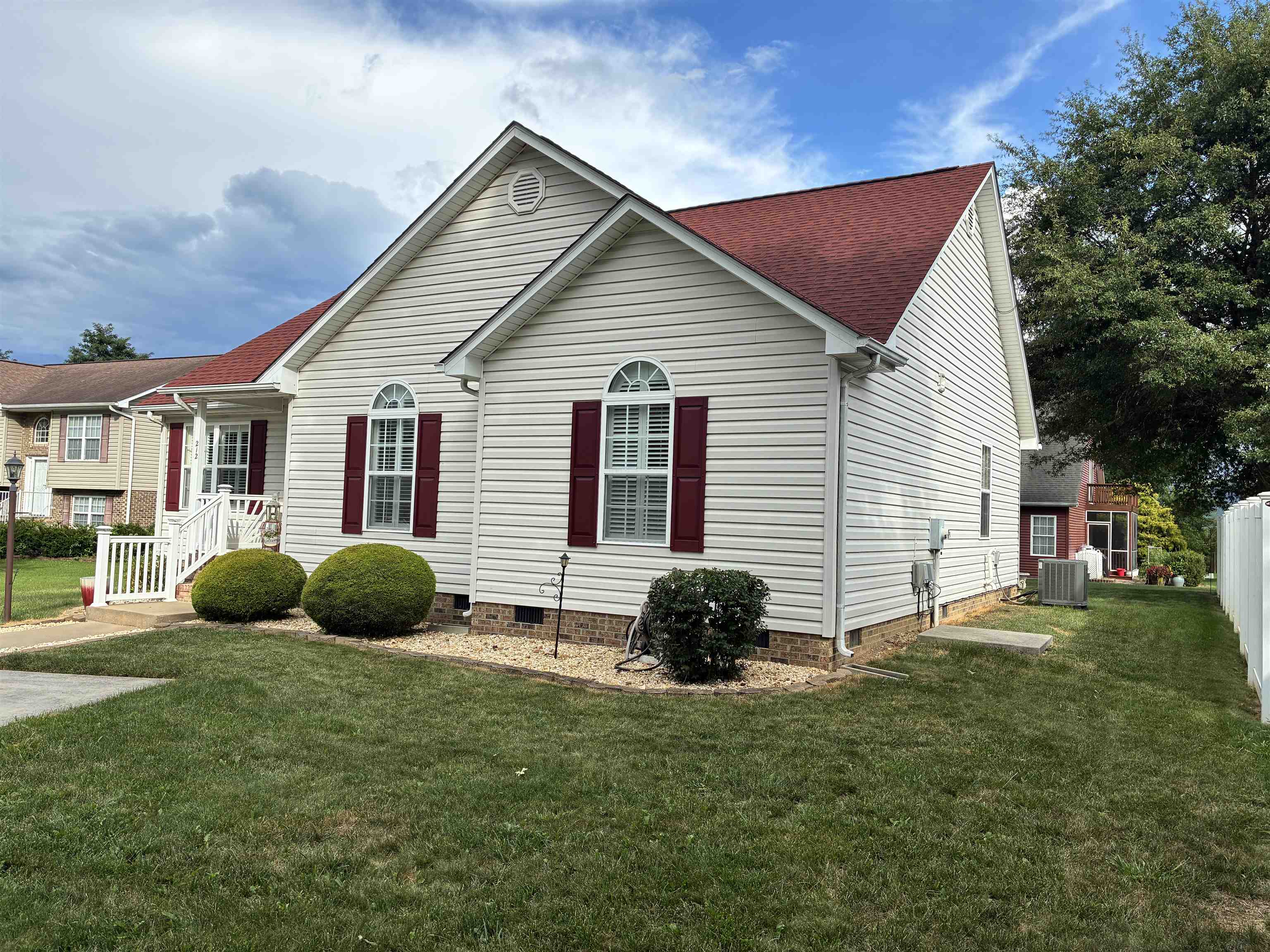 212 MAYFIELD LN, WAYNESBORO, Virginia 22980, 3 Bedrooms Bedrooms, ,2 BathroomsBathrooms,Residential,Oak Floors Galore,212 MAYFIELD LN,668400 MLS # 668400