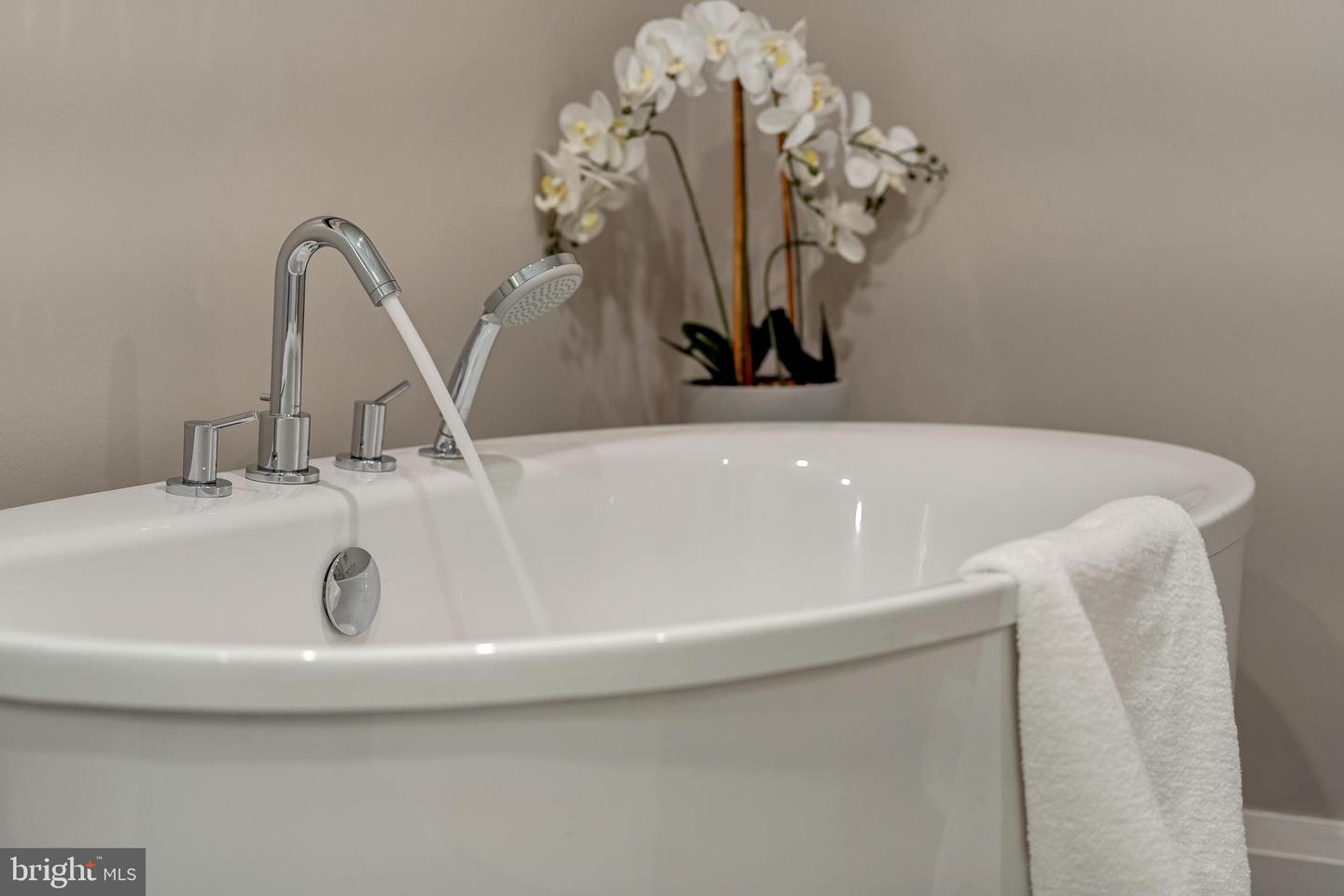 310 STRAND ST #304, ALEXANDRIA, Virginia 22314, 2 Bedrooms Bedrooms, 5 Rooms Rooms,2 BathroomsBathrooms,Residential,For sale,310 STRAND ST #304,VAAX2048404 MLS # VAAX2048404