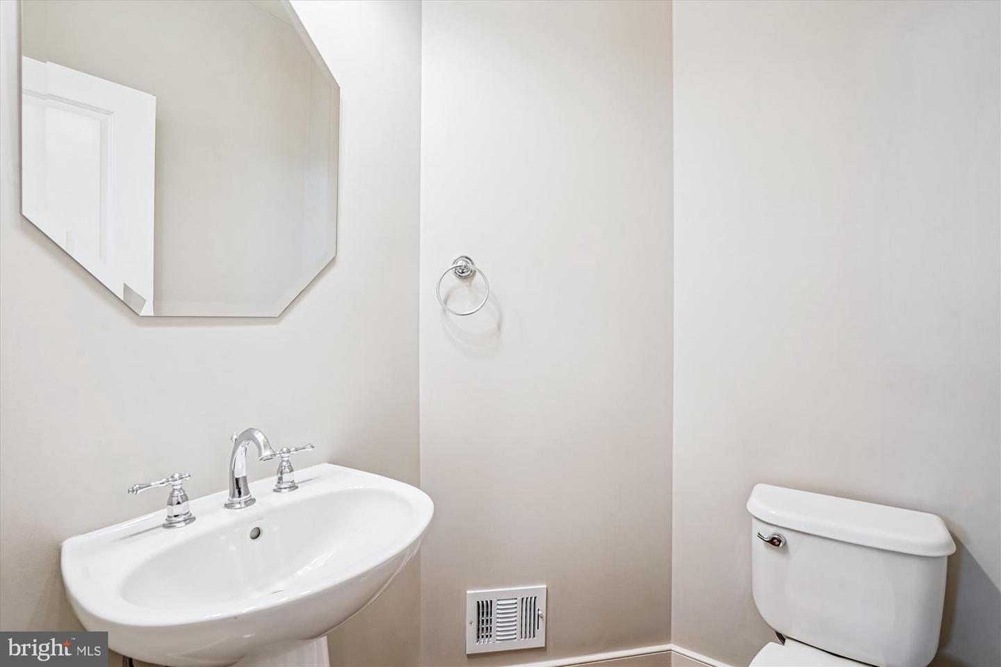 2942 PENNY LN, FAIRFAX, Virginia 22031, 3 Bedrooms Bedrooms, 12 Rooms Rooms,3 BathroomsBathrooms,Residential,For sale,2942 PENNY LN,VAFX2261128 MLS # VAFX2261128