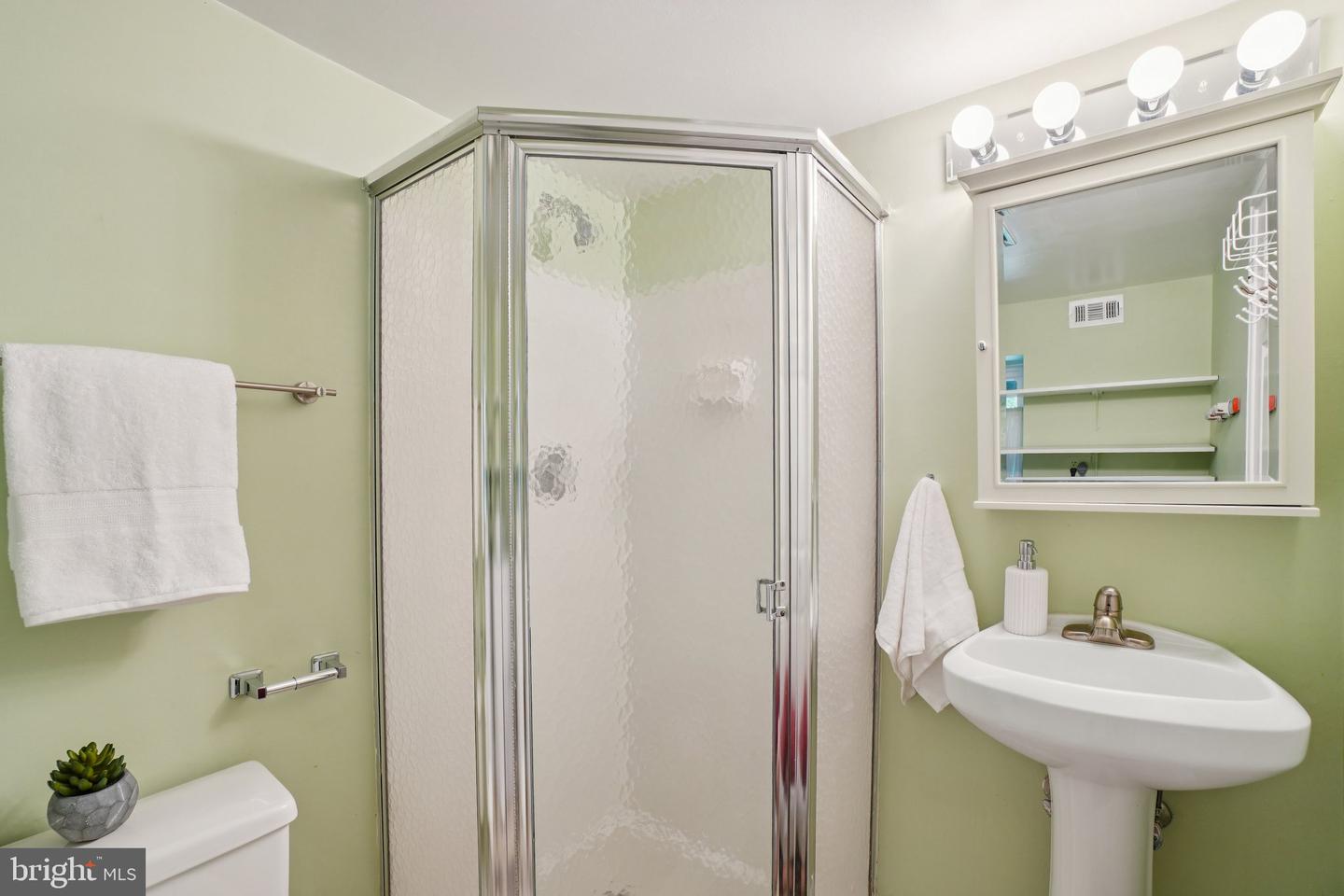 4819 28TH ST S #B, ARLINGTON, Virginia 22206, 3 Bedrooms Bedrooms, ,2 BathroomsBathrooms,Residential,For sale,4819 28TH ST S #B,VAAR2062270 MLS # VAAR2062270