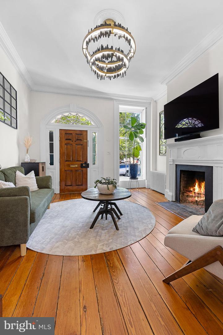 123 DUKE ST, ALEXANDRIA, Virginia 22314, 3 Bedrooms Bedrooms, 12 Rooms Rooms,2 BathroomsBathrooms,Residential,For sale,123 DUKE ST,VAAX2048842 MLS # VAAX2048842