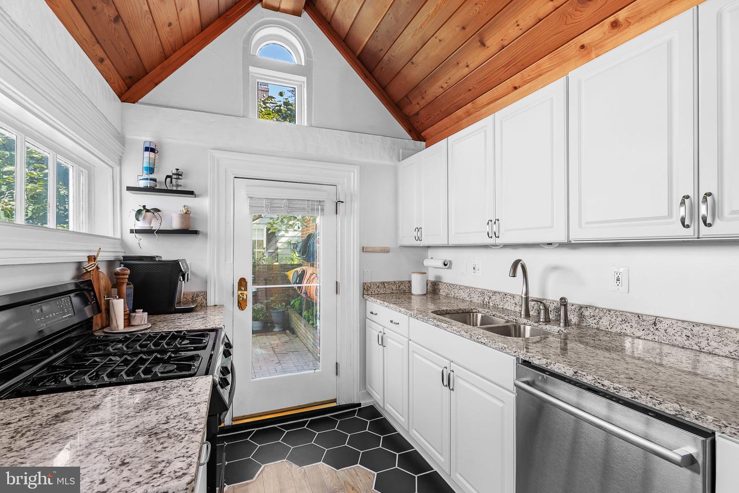 123 DUKE ST, ALEXANDRIA, Virginia 22314, 3 Bedrooms Bedrooms, 12 Rooms Rooms,2 BathroomsBathrooms,Residential,For sale,123 DUKE ST,VAAX2048842 MLS # VAAX2048842