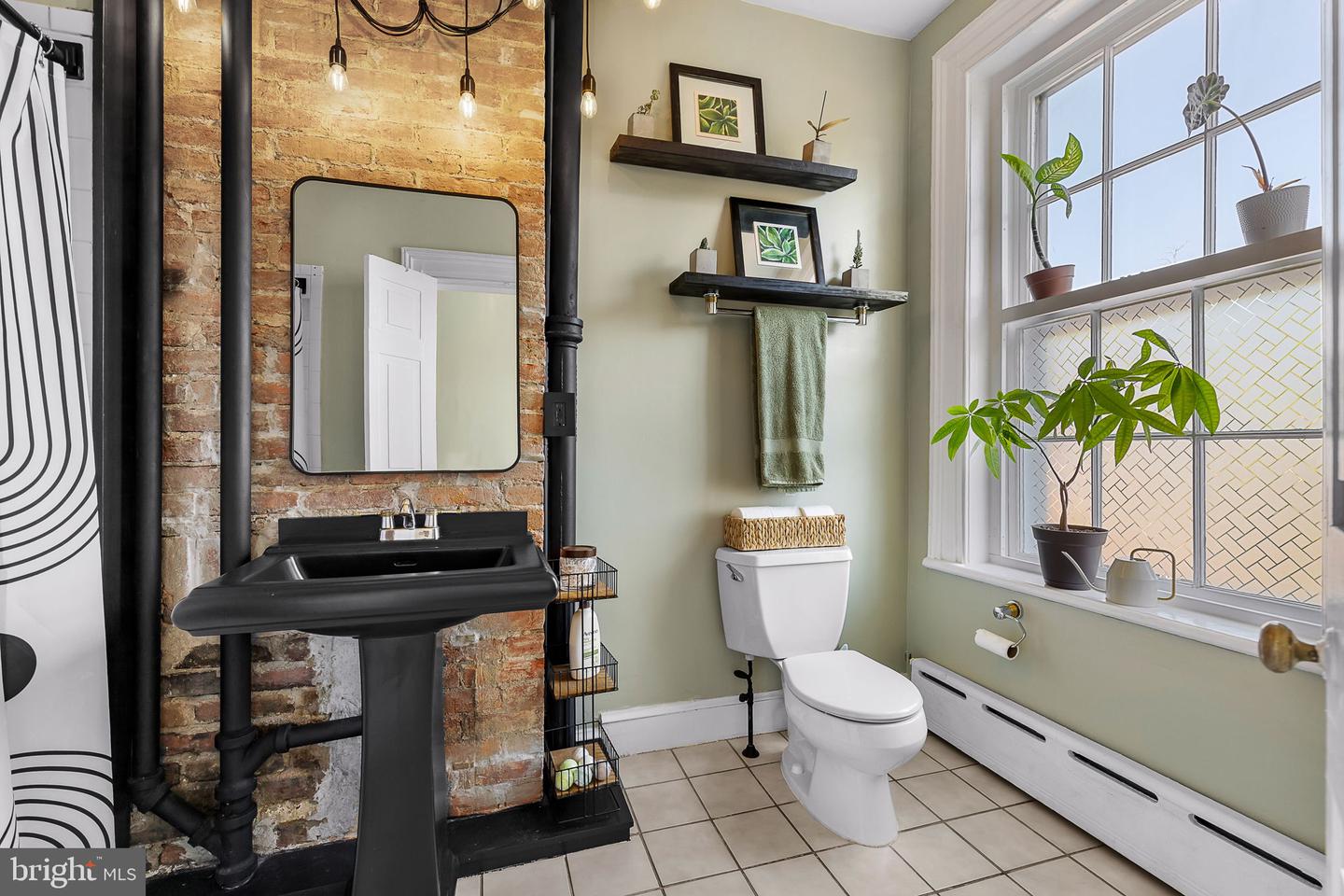 123 DUKE ST, ALEXANDRIA, Virginia 22314, 3 Bedrooms Bedrooms, 12 Rooms Rooms,2 BathroomsBathrooms,Residential,For sale,123 DUKE ST,VAAX2048842 MLS # VAAX2048842