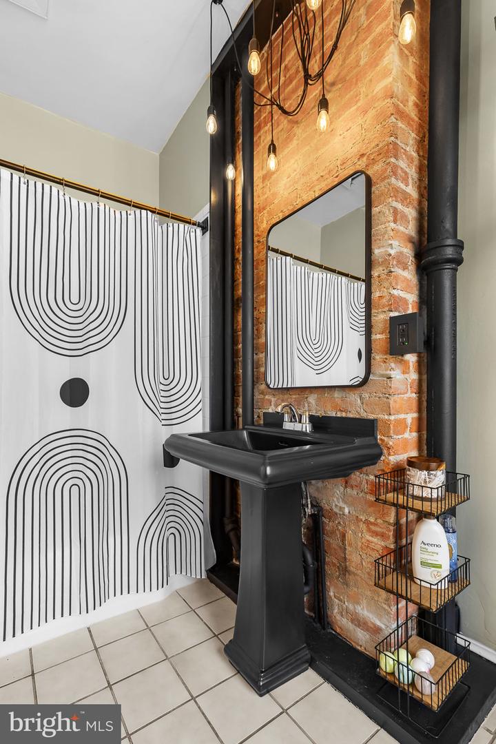 123 DUKE ST, ALEXANDRIA, Virginia 22314, 3 Bedrooms Bedrooms, 12 Rooms Rooms,2 BathroomsBathrooms,Residential,For sale,123 DUKE ST,VAAX2048842 MLS # VAAX2048842
