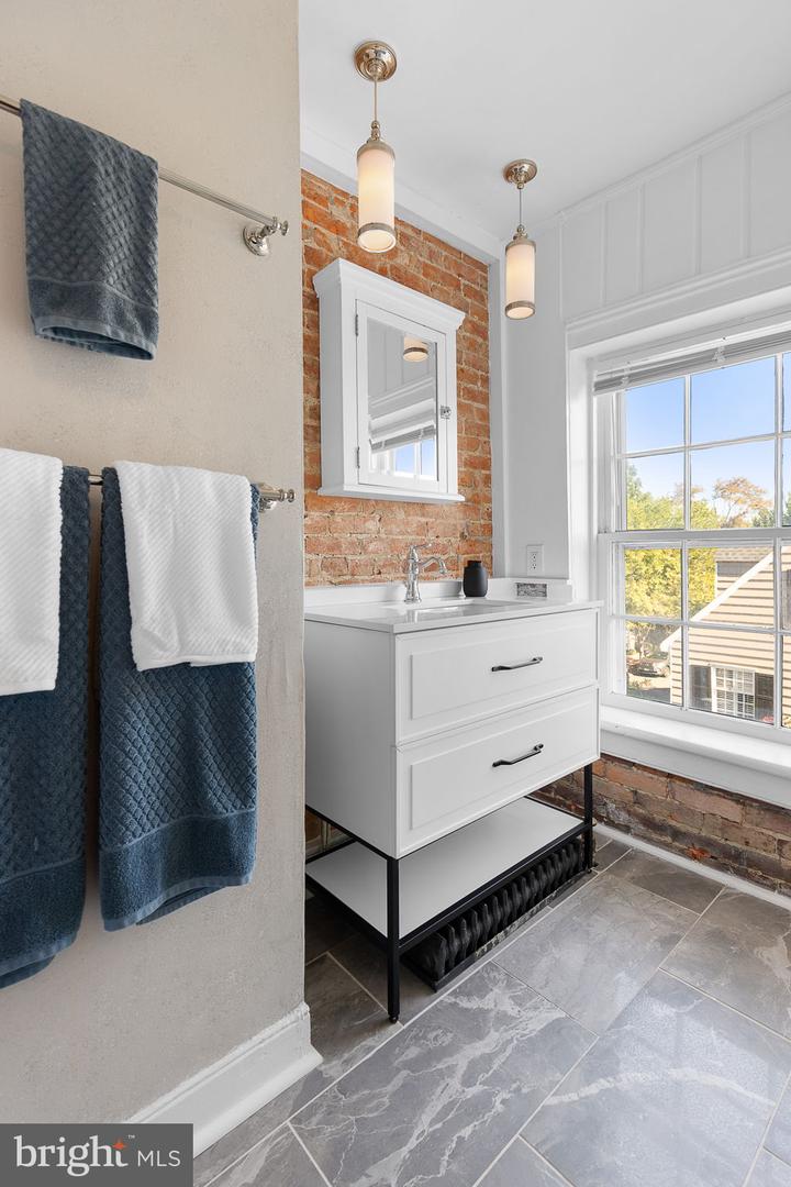 123 DUKE ST, ALEXANDRIA, Virginia 22314, 3 Bedrooms Bedrooms, 12 Rooms Rooms,2 BathroomsBathrooms,Residential,For sale,123 DUKE ST,VAAX2048842 MLS # VAAX2048842