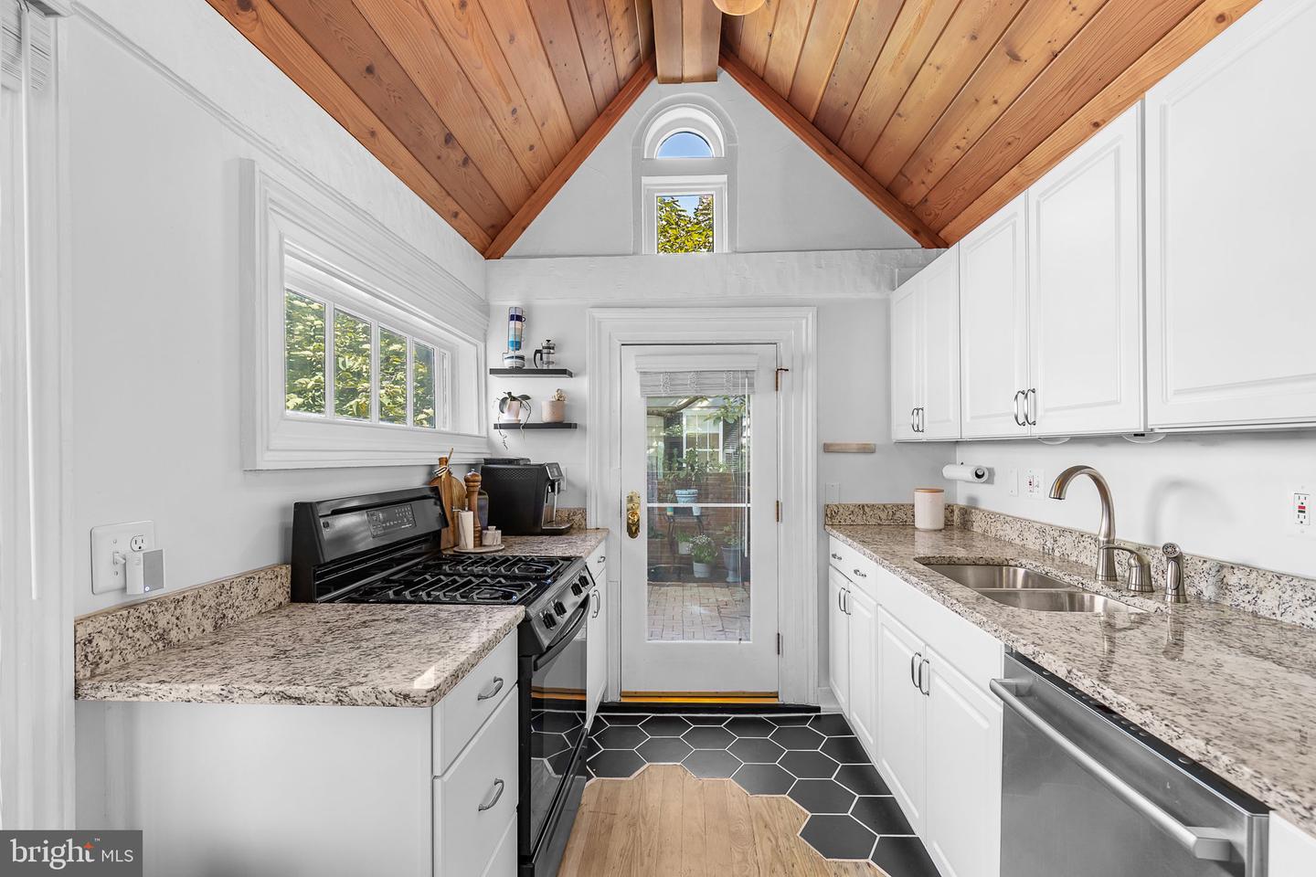 123 DUKE ST, ALEXANDRIA, Virginia 22314, 3 Bedrooms Bedrooms, 12 Rooms Rooms,2 BathroomsBathrooms,Residential,For sale,123 DUKE ST,VAAX2048842 MLS # VAAX2048842
