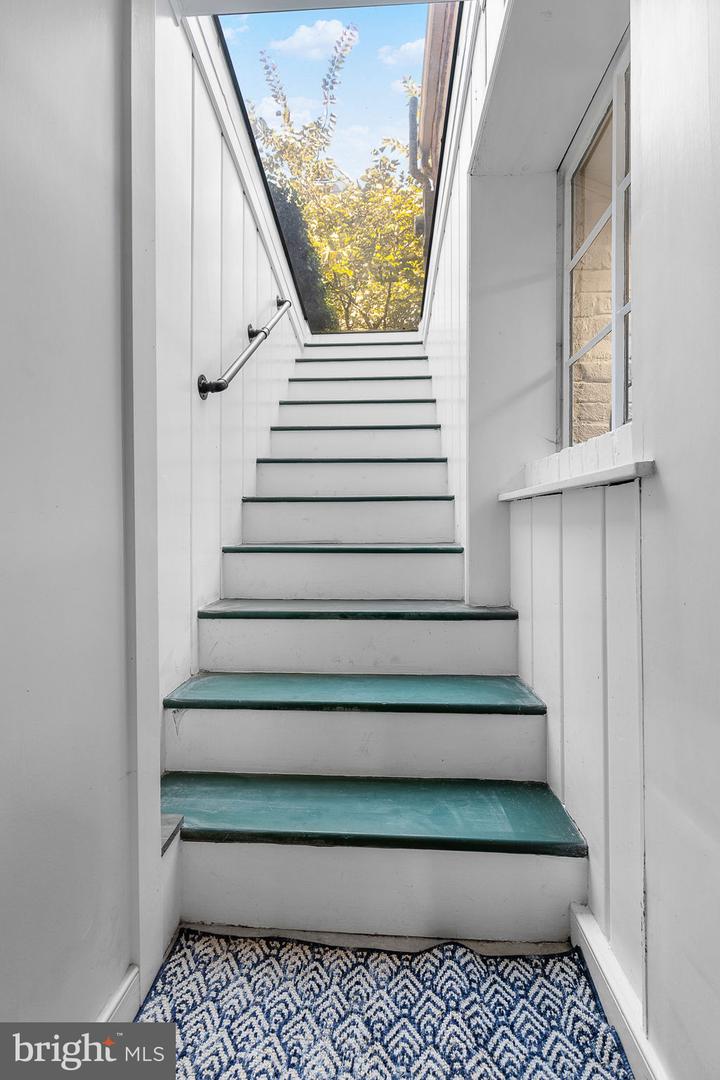 123 DUKE ST, ALEXANDRIA, Virginia 22314, 3 Bedrooms Bedrooms, 12 Rooms Rooms,2 BathroomsBathrooms,Residential,For sale,123 DUKE ST,VAAX2048842 MLS # VAAX2048842