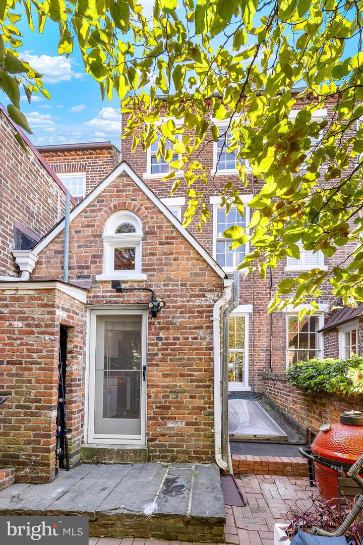 123 DUKE ST, ALEXANDRIA, Virginia 22314, 3 Bedrooms Bedrooms, 12 Rooms Rooms,2 BathroomsBathrooms,Residential,For sale,123 DUKE ST,VAAX2048842 MLS # VAAX2048842