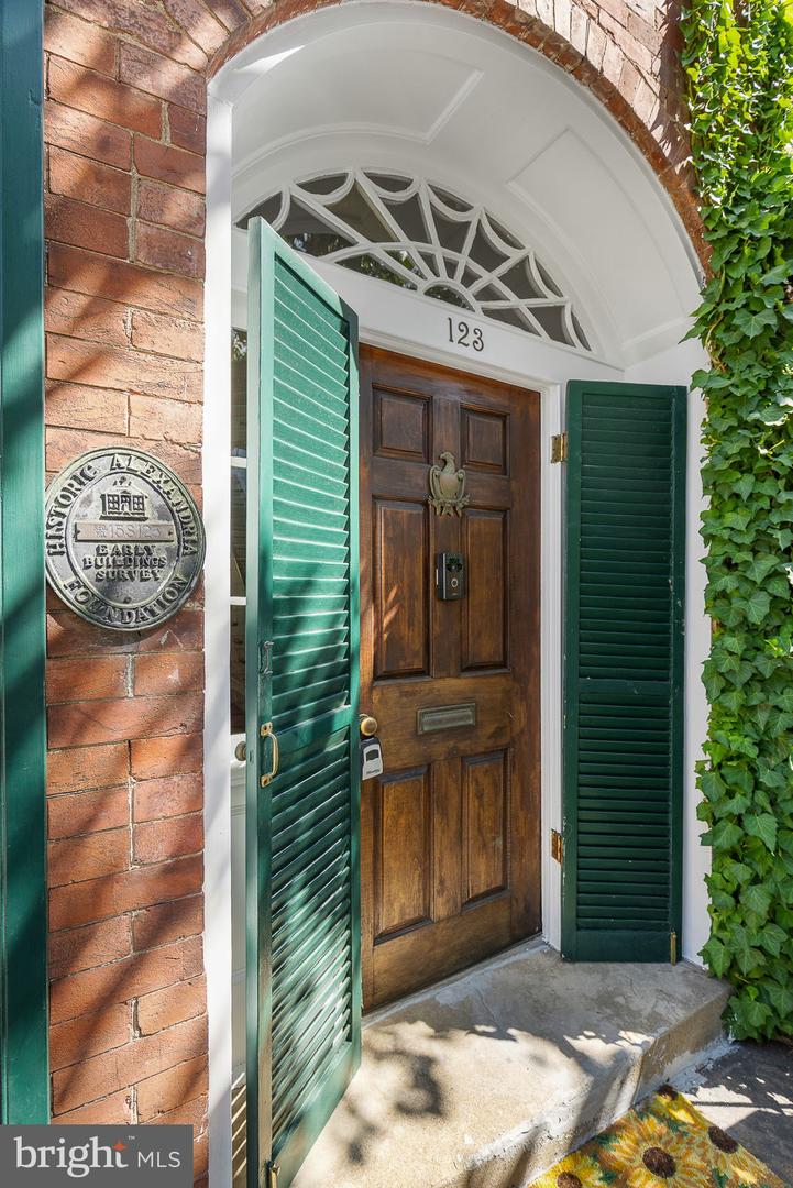 123 DUKE ST, ALEXANDRIA, Virginia 22314, 3 Bedrooms Bedrooms, 12 Rooms Rooms,2 BathroomsBathrooms,Residential,For sale,123 DUKE ST,VAAX2048842 MLS # VAAX2048842