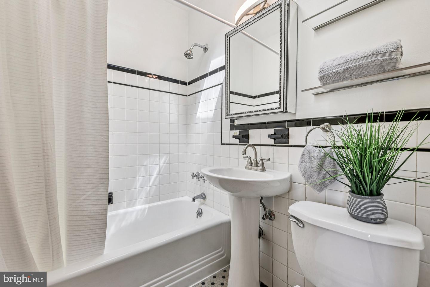 2008 C ST NE, WASHINGTON, District Of Columbia 20002, 3 Bedrooms Bedrooms, ,1 BathroomBathrooms,Residential,For sale,2008 C ST NE,DCDC2216356 MLS # DCDC2216356