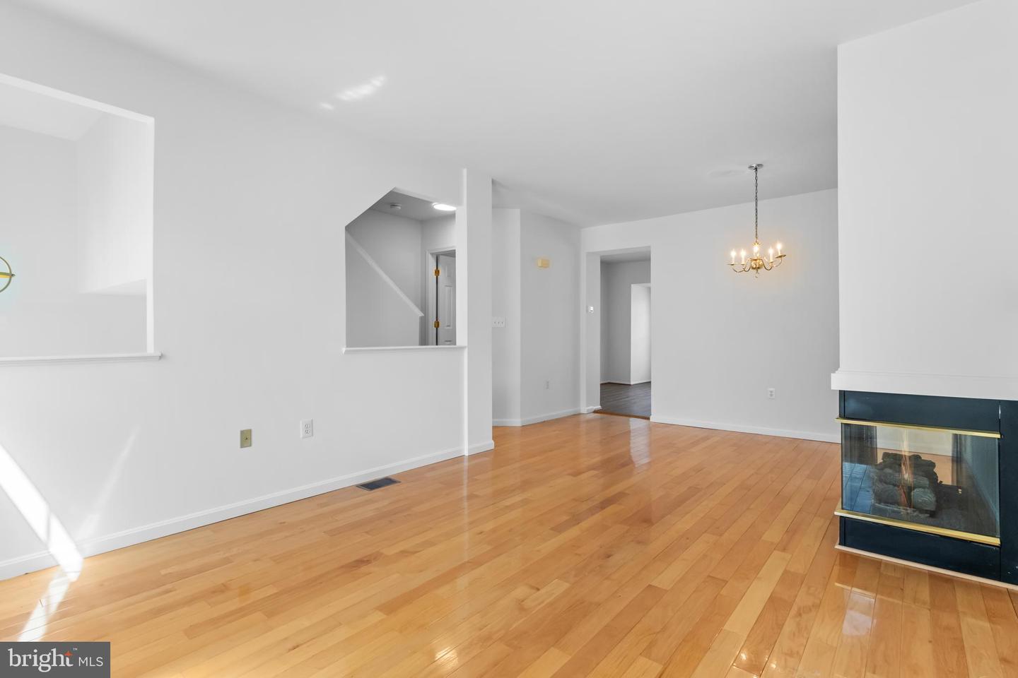 4081 FOUNTAINSIDE LN, FAIRFAX, Virginia 22030, 3 Bedrooms Bedrooms, ,2 BathroomsBathrooms,Residential,For sale,4081 FOUNTAINSIDE LN,VAFX2262922 MLS # VAFX2262922