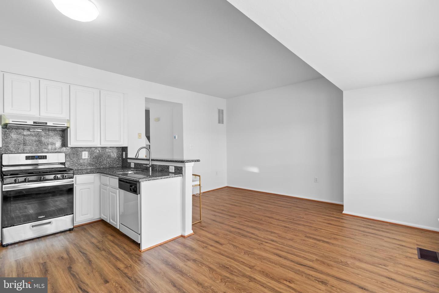 4081 FOUNTAINSIDE LN, FAIRFAX, Virginia 22030, 3 Bedrooms Bedrooms, ,2 BathroomsBathrooms,Residential,For sale,4081 FOUNTAINSIDE LN,VAFX2262922 MLS # VAFX2262922