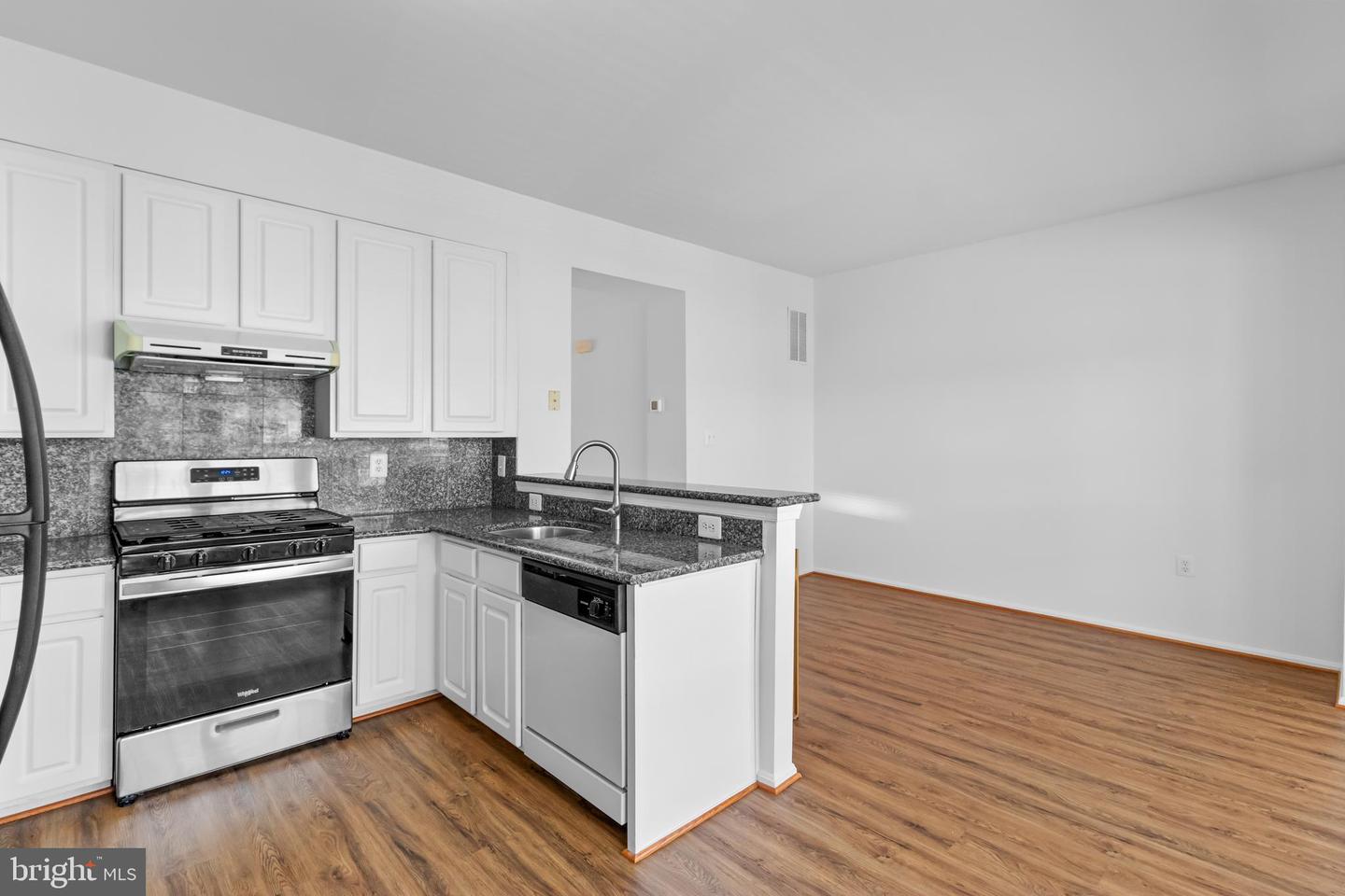 4081 FOUNTAINSIDE LN, FAIRFAX, Virginia 22030, 3 Bedrooms Bedrooms, ,2 BathroomsBathrooms,Residential,For sale,4081 FOUNTAINSIDE LN,VAFX2262922 MLS # VAFX2262922