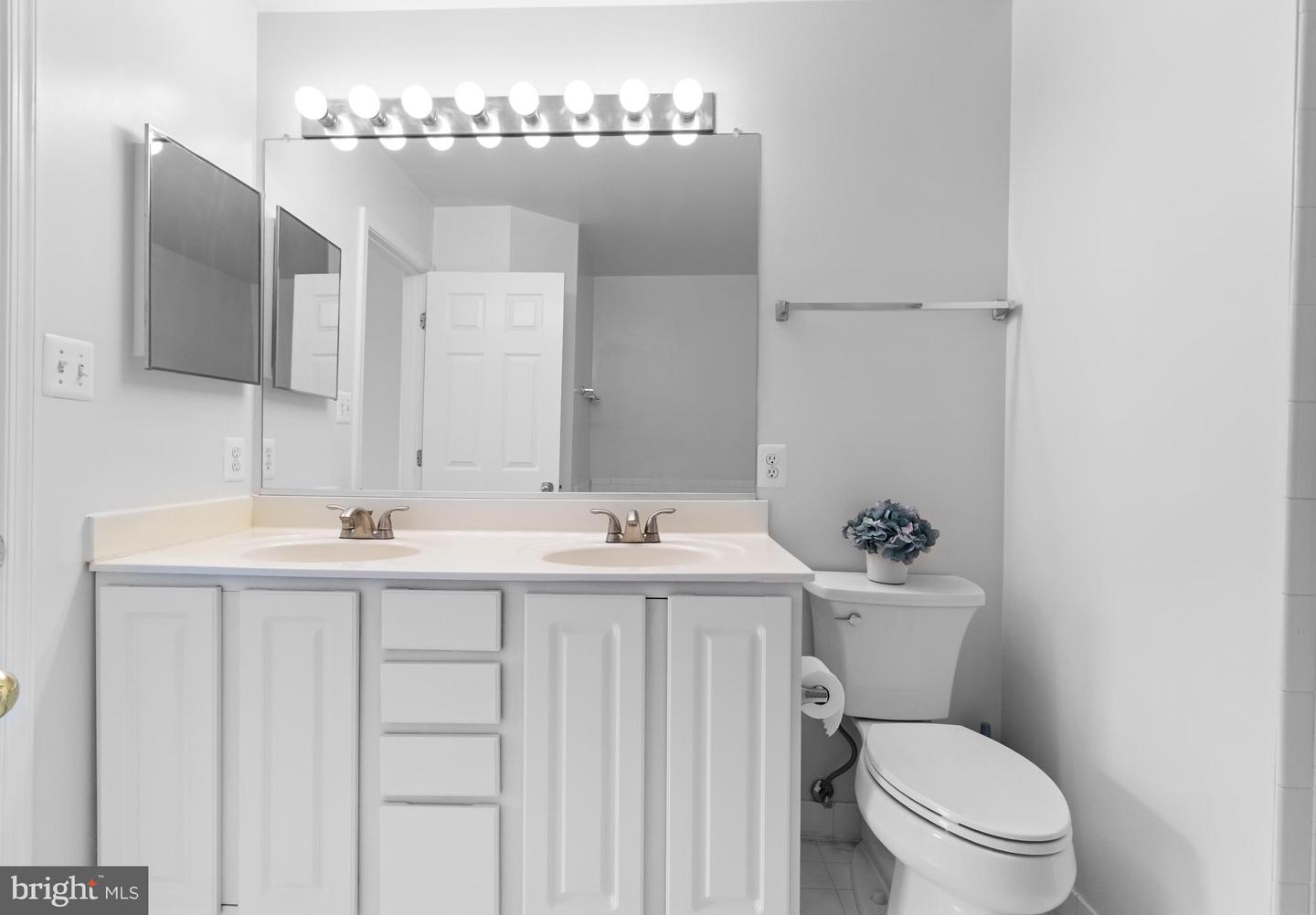 4081 FOUNTAINSIDE LN, FAIRFAX, Virginia 22030, 3 Bedrooms Bedrooms, ,2 BathroomsBathrooms,Residential,For sale,4081 FOUNTAINSIDE LN,VAFX2262922 MLS # VAFX2262922