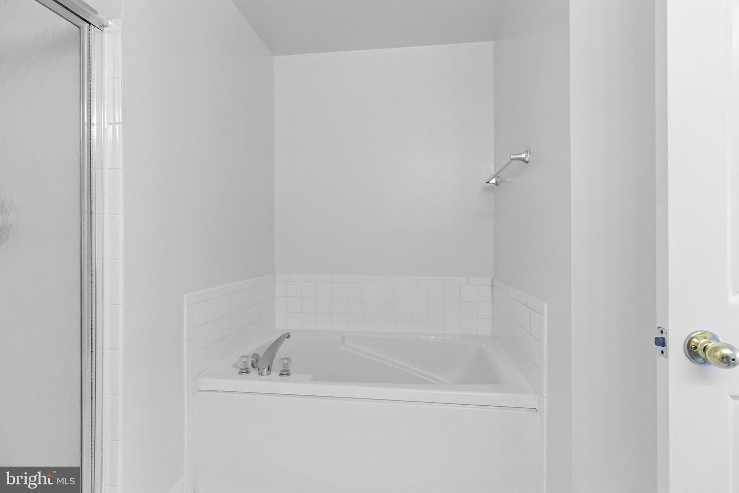 4081 FOUNTAINSIDE LN, FAIRFAX, Virginia 22030, 3 Bedrooms Bedrooms, ,2 BathroomsBathrooms,Residential,For sale,4081 FOUNTAINSIDE LN,VAFX2262922 MLS # VAFX2262922