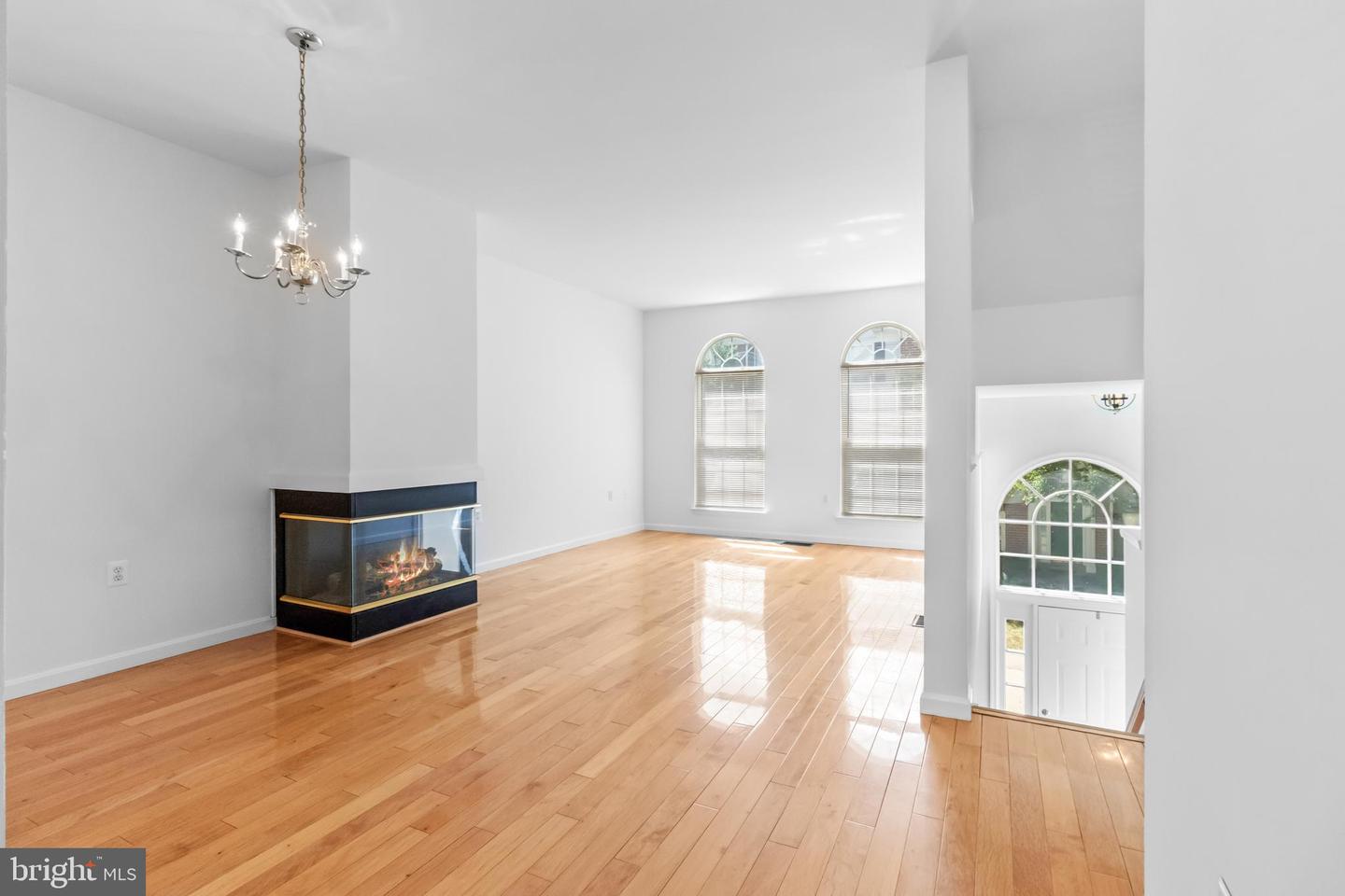 4081 FOUNTAINSIDE LN, FAIRFAX, Virginia 22030, 3 Bedrooms Bedrooms, ,2 BathroomsBathrooms,Residential,For sale,4081 FOUNTAINSIDE LN,VAFX2262922 MLS # VAFX2262922