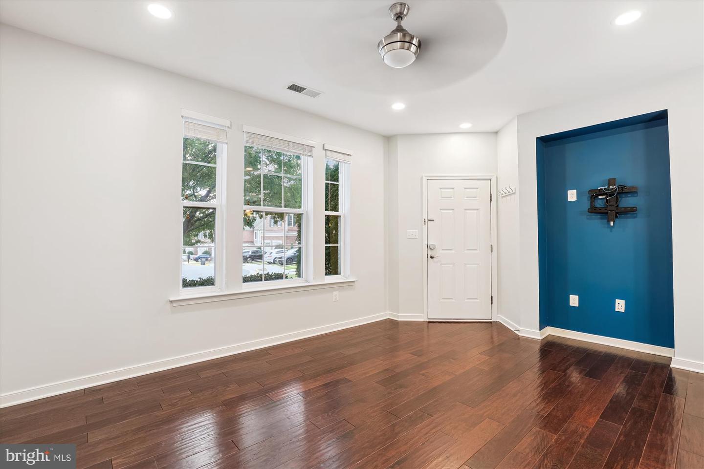 44075 PEIROSA TER, CHANTILLY, Virginia 20152, 3 Bedrooms Bedrooms, ,2 BathroomsBathrooms,Residential,For sale,44075 PEIROSA TER,VALO2105202 MLS # VALO2105202